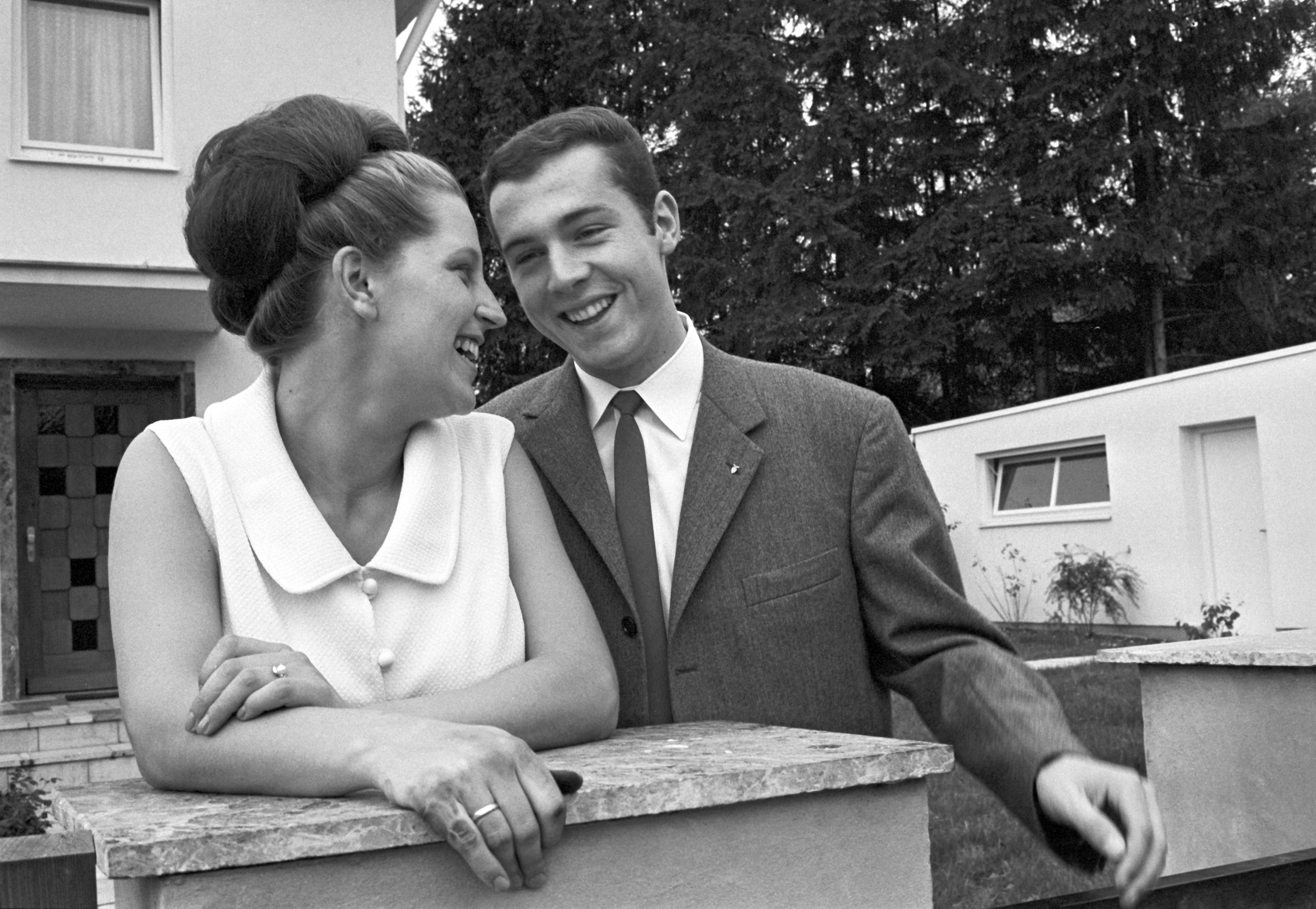 September 1966: Das damalis frischgebackene Ehepaar Brigitte und Franz Beckenbauer vor seinem Haus in München-Solln.