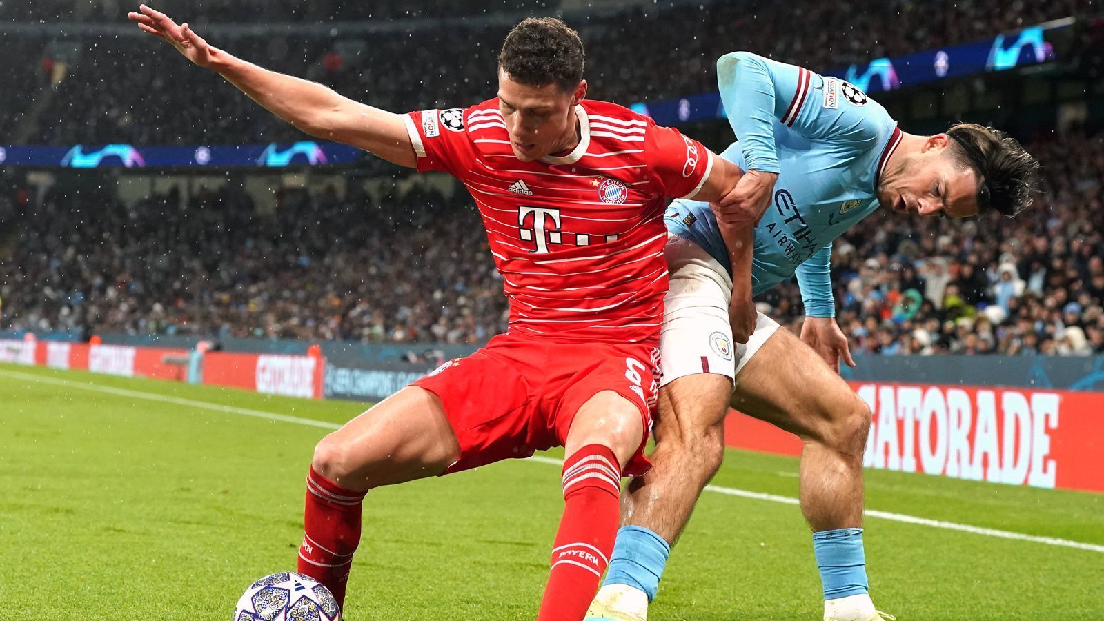 
                <strong>Benjamin Pavard (FC Bayern München)</strong><br>
                Liefert in der ersten Halbzeit eine typische "Benjamin-Pavard-Partie": seriös, ohne extreme Fehler, aber auch ohne die ganz großen Impulse. Legt aber in der Defensivarbeit immer die gebotene Robustheit an den Tag. Lässt Grealish mit kleinen Nickligkeiten spüren, dass er da ist. Endlich mal eine feurige Partie des Franzosen. Gut so! ran-Note: 2
              