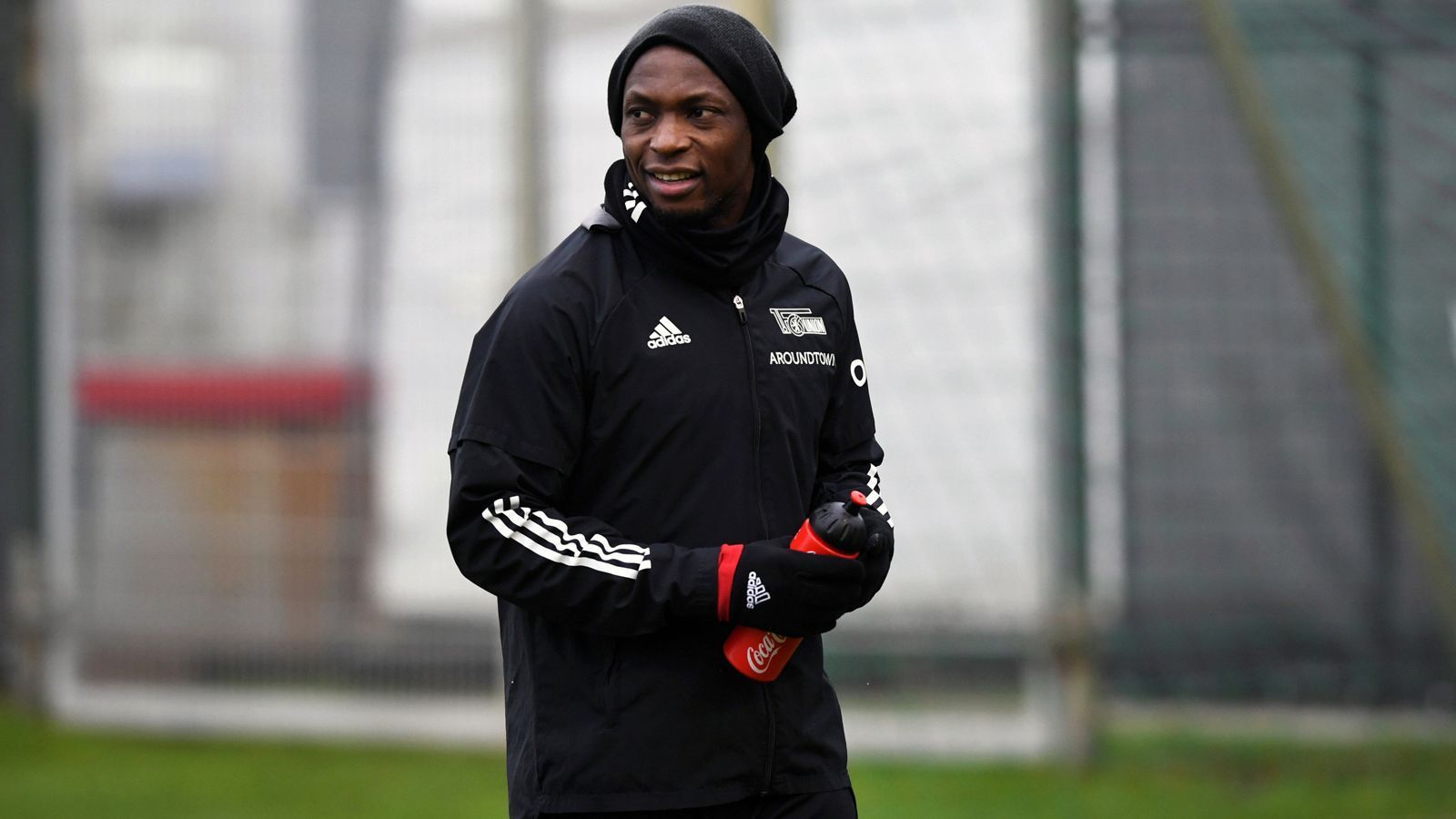 
                <strong>Anthony Ujah (Union Berlin)</strong><br>
                Rund zehn Monate dauert das Martyrium von Anthony Ujah bereits. Der nigerianische Stürmer von Union Berlin fiel zunächst wegen einer Knie-OP aus und weil sich keine Besserung einstellte, musste sich der 30-Jährige im Frühjahr 2021 erneut unters Messer legen. Daher droht dem Routinier wohl sogar das vorzeitige Saison-Aus. Zuletzt stand Ujah am letzten Spieltag der Vorsaison in der Bundesliga auf dem Feld. Beim 3:0-Sieg der Köpenicker gegen Fortuna Düsseldorf glänzte er sowohl als Torschütze als auch als Vorlagengeber.
              