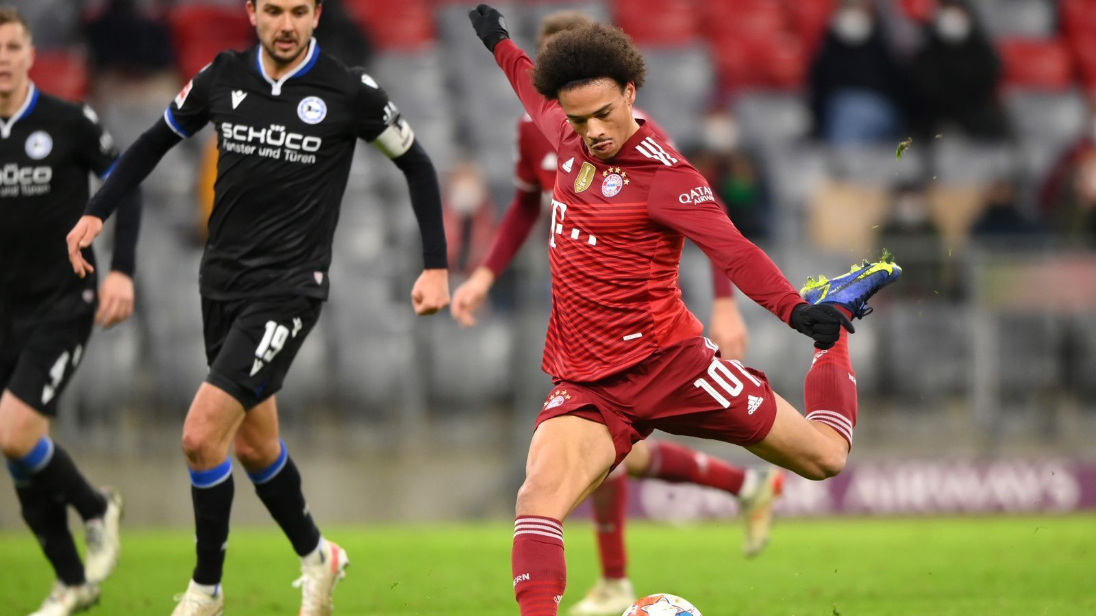 
                <strong>Arbeitssieg der Bayern</strong><br>
                Die missglückte Jahreshauptversammlung schlägt offenbar auch den Spielern des FC Bayern auf den Magen. Gegen Arminia Bielefeld war der Rekordmeister zwar drückend überlegen. Dennoch reichte es am Ende nur zu einem 1:0-Arbeitssieg. Einige Spieler machten dennoch viel Spaß. Die Noten der Bayern-Stars.
              