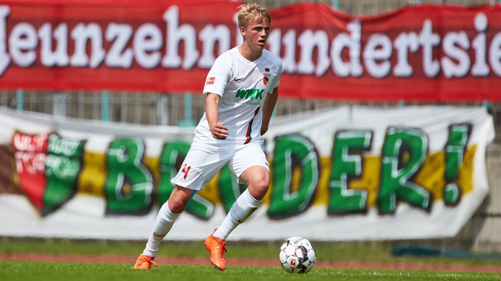 
                <strong>Mittelfeld: Felix Götze</strong><br>
                Der jüngere Bruder von Mario Götze wechselte im Sommer 2018 vom FC Bayern München zum FC Augsburg, wo er sechs Bundesliga-Einsätze hatte. Es wären deutlich mehr geworden, hätte die Hüfte ihn nicht um einen großen Teil der Saison gebracht. Unabhängig davon gilt der 21-Jährige, der zwei Länderspiele für die U20-Nationalmannschaft bestritt, als großes Talent und hat im Mittelfeld ein gutes Defensivverhalten.
              