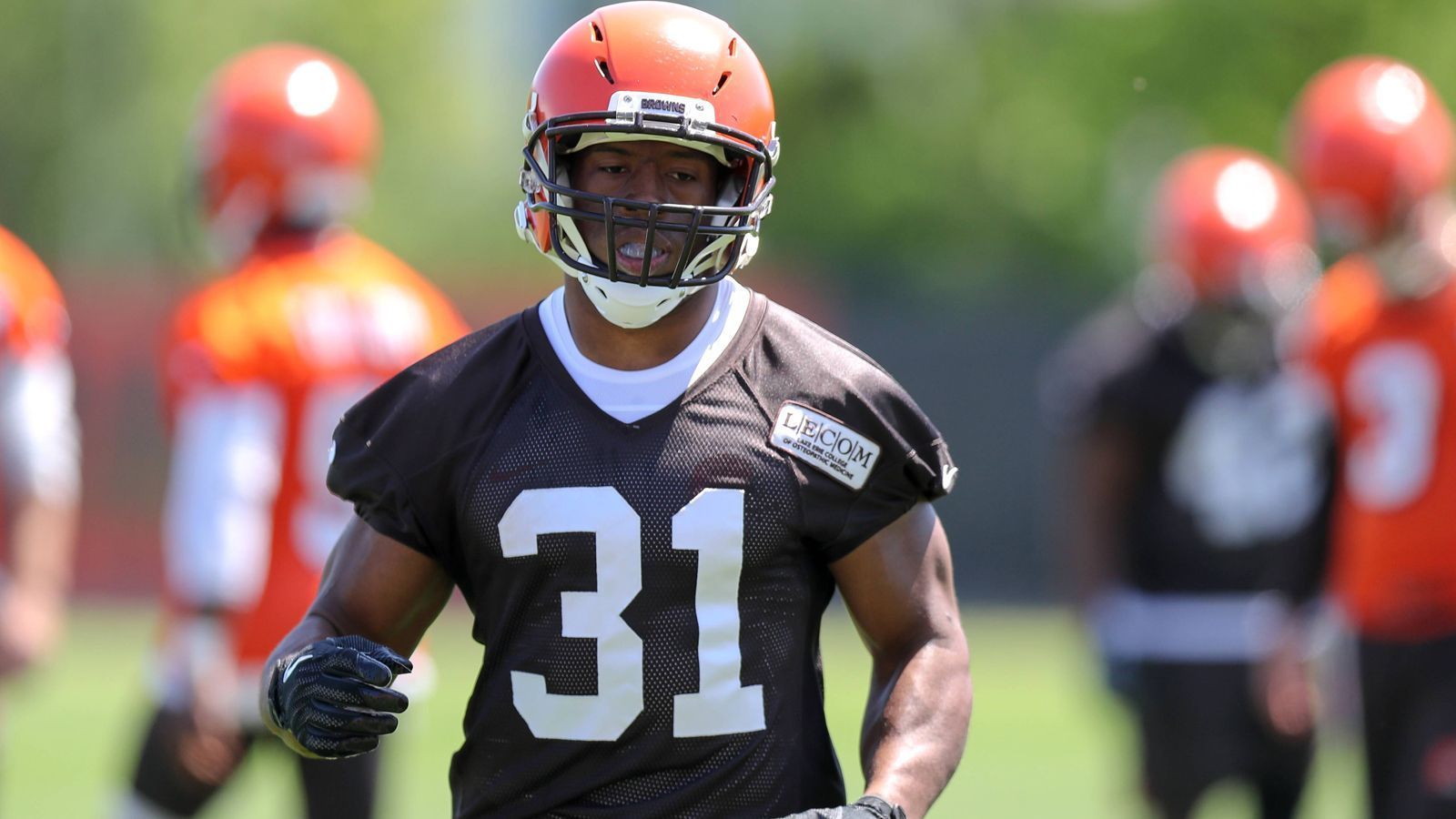 <strong>Nick Chubb: Achillessehne</strong><br>Der 28-Jährige steht immer noch auf der PUP-List und wird laut übereinstimmenden Medienberichten von dieser auch nicht mehr gestrichen werden. Doch bleibt Chubb auf der "Physically Unable to Perform-List", darf er in den ersten vier Wochen nicht eingesetzt werden - ein herber Rückschlag für die Browns-Offense.