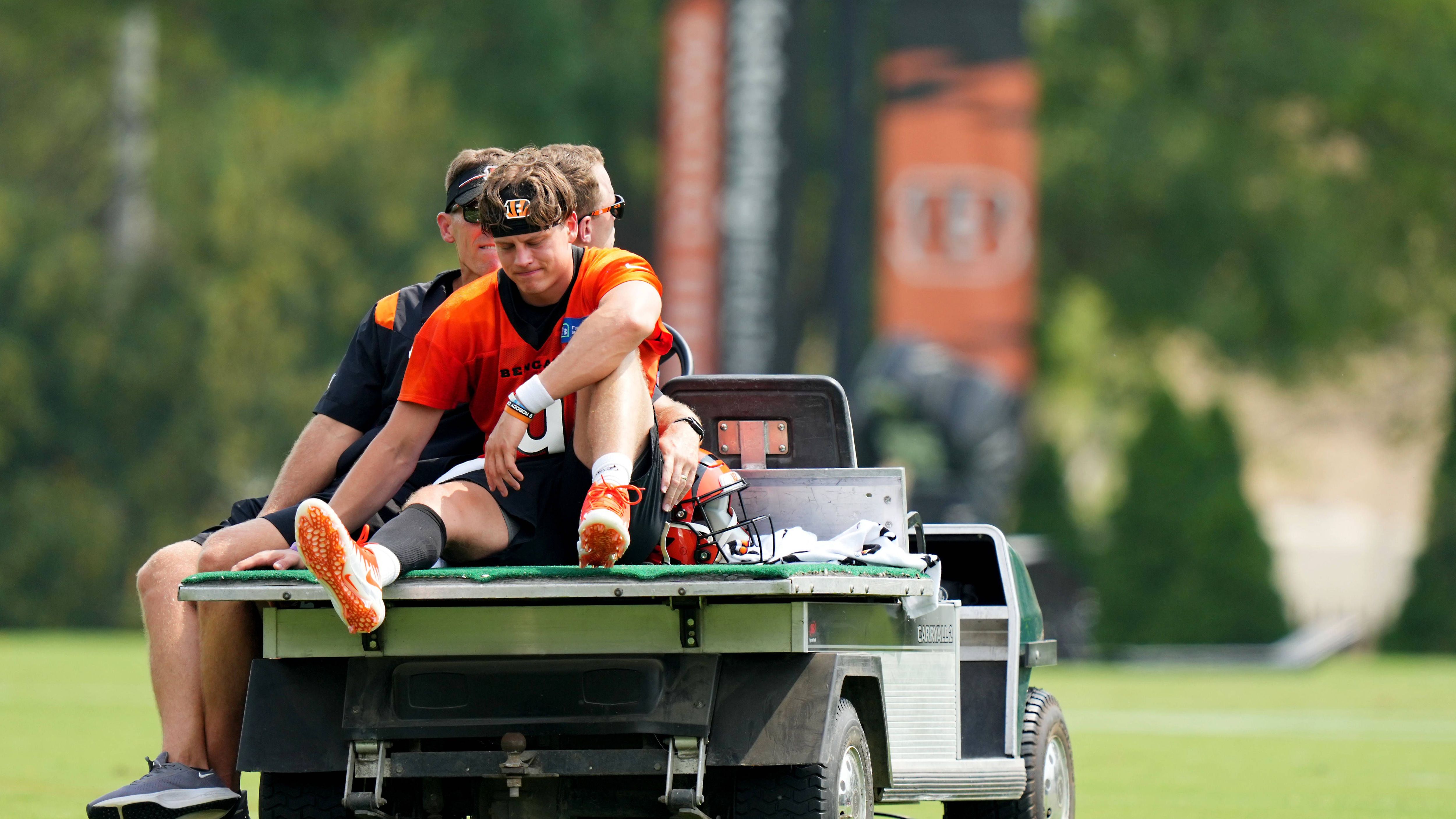 <strong>Trainingsverletzung in der Saisonvorbereitung</strong><br>Im Juli 2023 zerrte sich Burrow die rechte Wade und fiel einige Zeit aus. Zum ersten Saisonspiel war er zwar fit, wie "ESPN" damals berichtet, spürte er die Verletzung im zweiten Saisonspiel gegen die Baltimore Ravens und war dadurch beeinträchtigt. Trotzdem sollte es bei einem Trainings-Schock bleiben und der Quarterback verpasste kein Ligaspiel aufgrund der Wade.