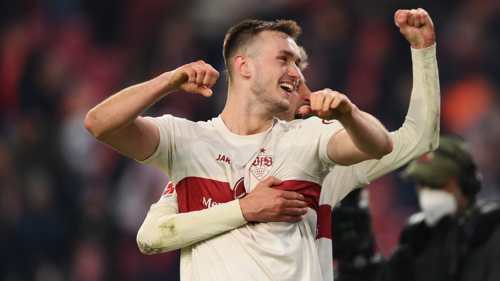 
                <strong>VfB Stuttgart</strong><br>
                Auch bei der 0:2-Niederlage gegen den BVB waren Chancen für den VfB da - wie so oft blieben diese jedoch ungenutzt. Gegen Mainz dürfen die Schwaben allerdings wieder auf ihren Torgaranten Sasa Kalajdzic zählen, der gegen Dortmund aufgrund von Corona fehlte und über den Coach Pellegrino Matarazzo sagte, dass er die Stuttgarter zum Klassenerhalt schießen wird. Nach dem Auswärtsspiel in Mainz trifft der VfB auf die Hertha, Wolfsburg, die Bayern und Köln. ran-Prognose: Der VfB schafft dank der größten fußballerischen Qualität im Tabellenkeller den Klassenerhalt.
              