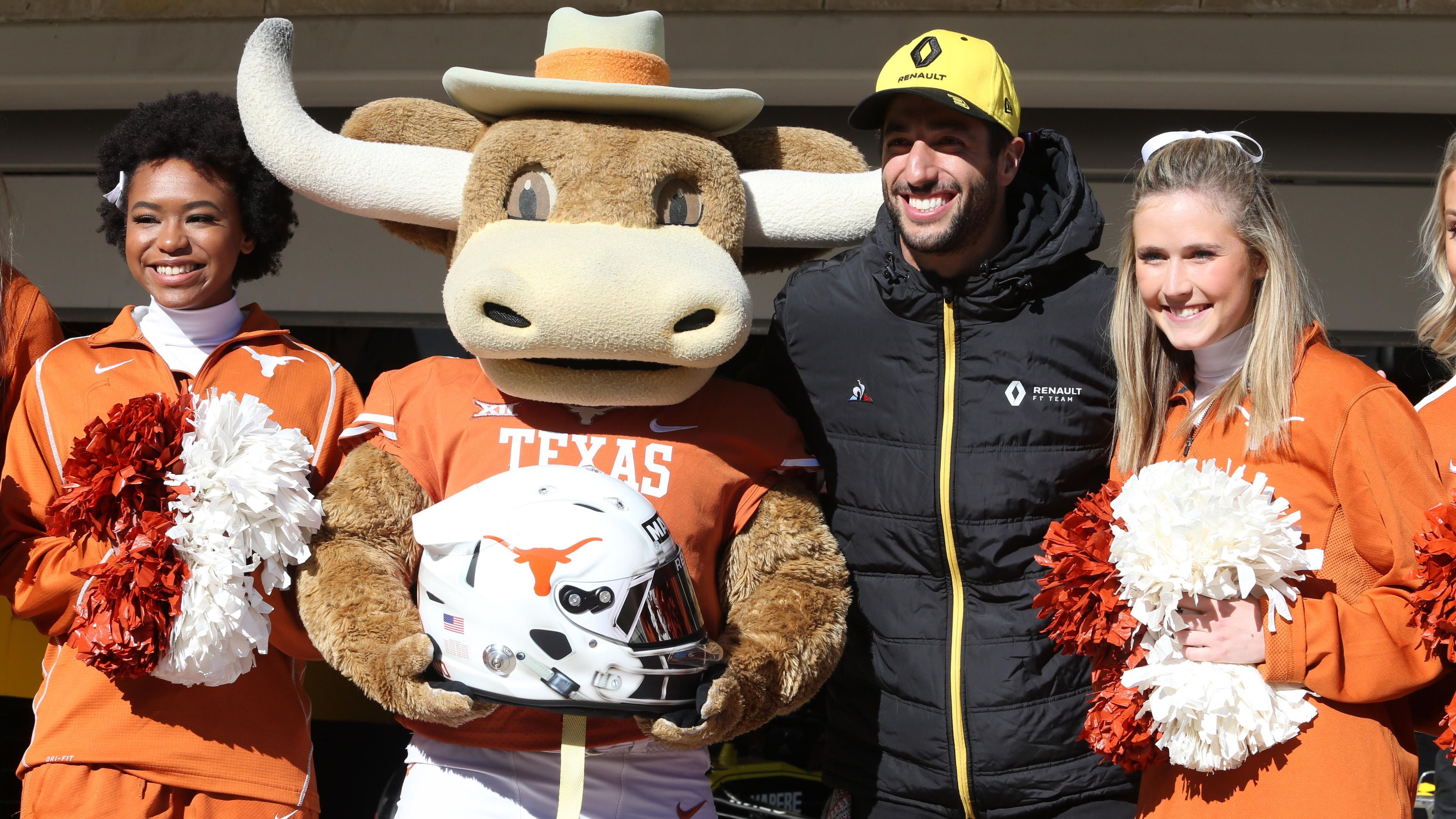 
                <strong>Daniel Ricciardo (Texas Longhorns)</strong><br>
                Auch Formel-1-Star Daniel Ricciardo hegt gewisse Sympathien für die Longhorns. In den letzten Jahren fiel er vor allem beim USA-GP in Austin/Texas mit diverser Fankleidung der University of Texas auf. "Ich habe mich in die Stadt und die Leute verliebt", sagt der McLaren-Pilot. 2019 fuhr er mit einem speziellen Helm, kurz darauf besuchte er erstmals ein Footballspiel der Longhorns und ist seitdem glühender Fan. 
              