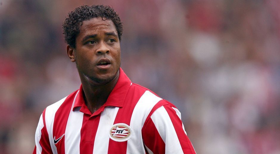 
                <strong>Patrick Kluivert</strong><br>
                Angriff: Patrick Kluivert. Der niederländische Mittelstürmer startete 1994 seine Karriere bei Ajax Amsterdam. Über seine Stationen in Italien, Spanien sowie in England zog es ihn gegen Ende seiner Karriere nochmals zurück in die Heimat und so unterschrieb Kluivert 2006 für ein Jahr bei der PSV. Der Angreifer kam ablösefrei, erzielte in 19 Einsätzen drei Treffer, gab drei Vorlagen und trug damit seinen Teil zum Meistergewinn 2006/2007 bei. 
              