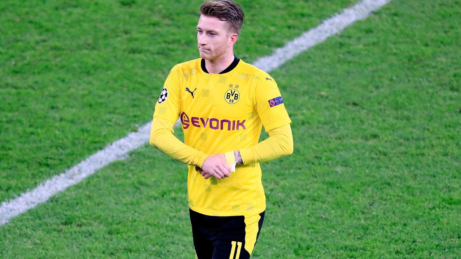 
                <strong>Marco Reus</strong><br>
                Vom Kapitän kommt viel zu wenig. Reus bekommt keine Struktur ins Spiel, sein Können lässt er kurz vor der Pause aufblitzen, als ein sehenswerter Schlenzer am rechten Pfosten endet. Beim 1:1 leistet er die Vor-Vorarbeit. Dennoch ist es ein enttäuschender Auftritt des gebürtigen Dortmunders. ran-Note: 4
              