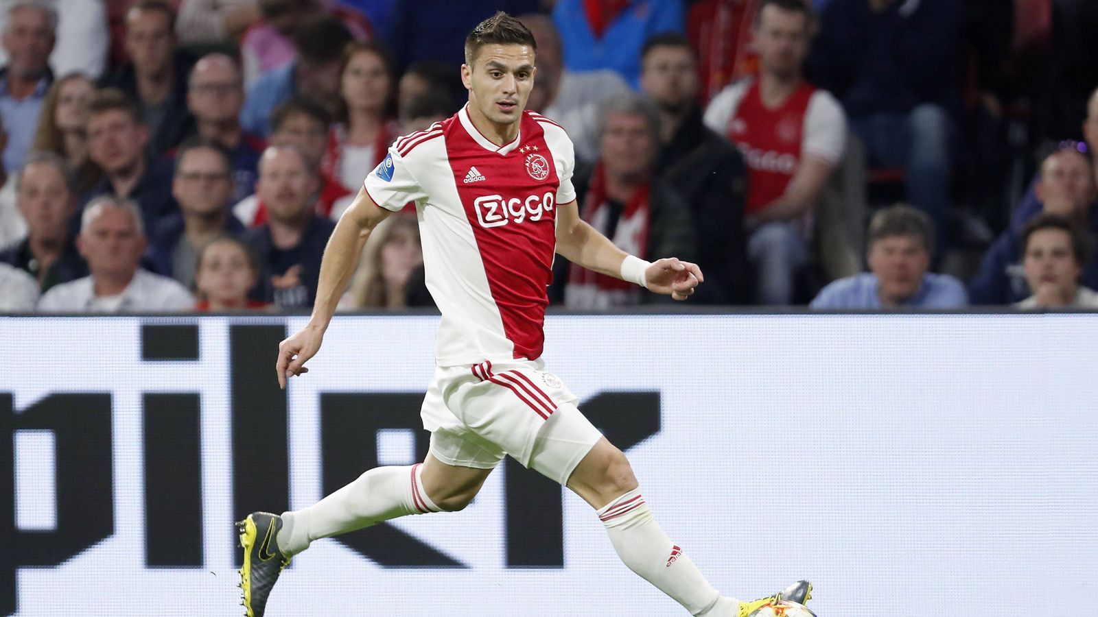 
                <strong>Dusan Tadic (30)</strong><br>
                Für schlappe 11,4 Millionen Euro kam der Serbe im vergangen Sommer von Southampton nach Amsterdam. Beim Premier-League-Klub hatte sich der Flügelspieler nicht durchsetzen können. Unter Ajax-Coach Erik ten Hag avancierte Tadic zur Führungspersönlichkeit und zum Weltklassespieler. Erzielte der 30-Jährige in vier Spielzeiten in Southampton 24 Tore, war er in nur einer Saison bei Ajax in 55 Pflichtspielen an 57 Treffern beteiligt (34 Tore, 23 Assists). Gut für die Konkurrenz: Tadic würde nur 16 Millionen Euro Ablöse kosten. Laut "tuttomercatoweb" sollen der FC Bayern und Juventus Turin großes Interesse am Linksaußen haben. 
              