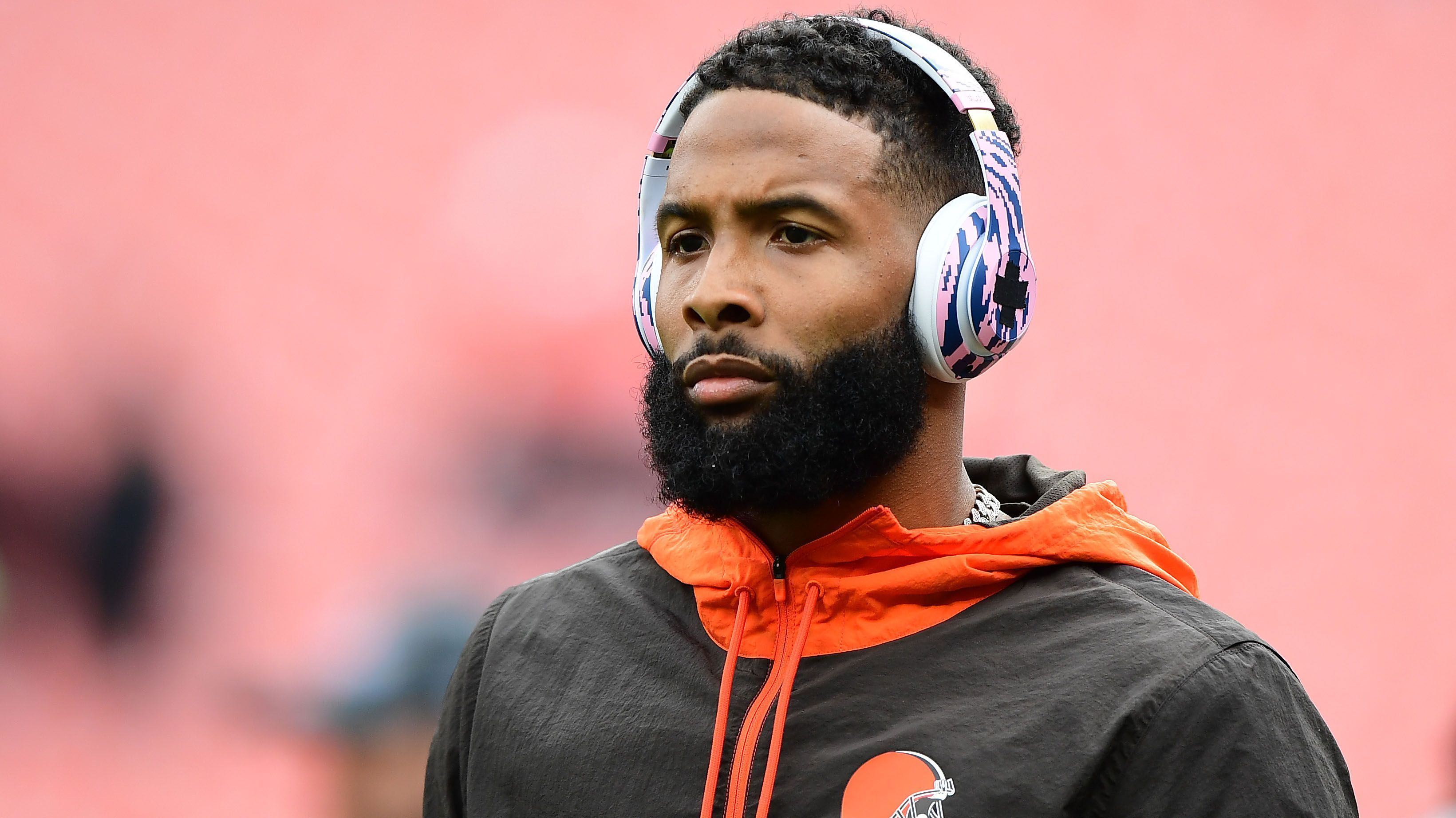 
                <strong>Odell Beckham Jr. (Cleveland Browns)</strong><br>
                Odell Beckham Jr. und die Cleveland Browns: Eine richtige Liebesbeziehung hat sich seit dem Trade im März 2019 nie entwickelt. Schwere Verletzungen und anhaltende Abstimmungsschwierigkeiten mit Baker Mayfield hinderten "OBJ" bisher daran, sein Können aus alten Giants-Tagen in Cleveland zu präsentieren. In der laufenden Spielzeit kommt der Star-Receiver in fünf Spielen gerade einmal auf 16 Catches und 226 Yards bei keinem Touchdown. Bei einem Trade würden die Browns insgesamt 37,5 Millionen Dollar bis 2023 sparen, der Dead Cap würde in diesem Jahr rund vier Millionen Dollar betragen. Das alleine sollte für Cleveland lukrativ genug sein, um ein großes Missverständnis frühzeitig zu beenden.
              