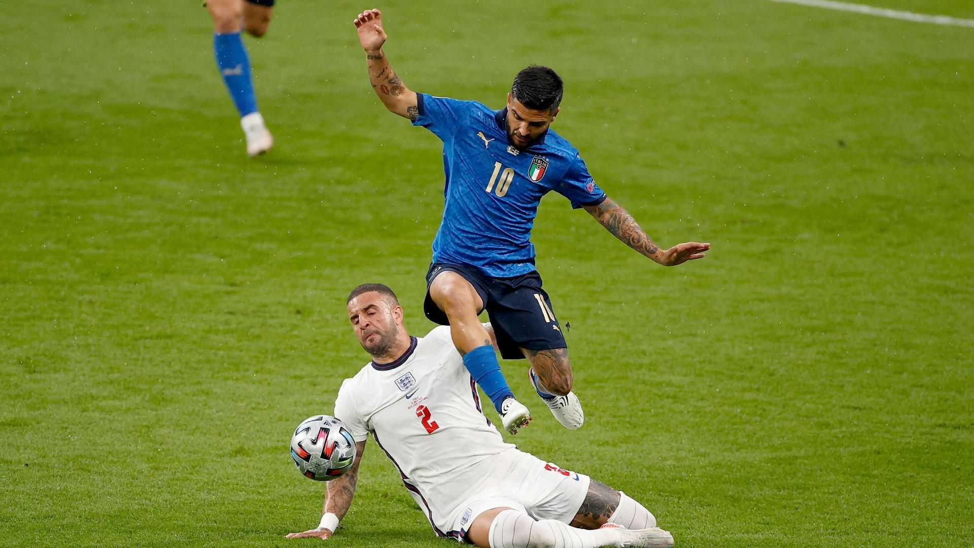 
                <strong>Lorenzo Insigne (Italien)</strong><br>
                Der kleine Tempodribbler wurde lange Zeit von Englands Abwehrspielern aus der Partie genommen. Zirkelte kurz nach der Pause einen direkten Freistoß knapp über die Latte, prüfte wenig später Pickford mit einem Schuss aus spitzem Winkel. Bekam kurz vor Ende der regulären Spielzeit die Gelbe Karte für ein Foul an Philipps. Ging zu Beginn der Verlängerung, das Finale war nicht wirklich sein Spiel. ran-Note: 4
              