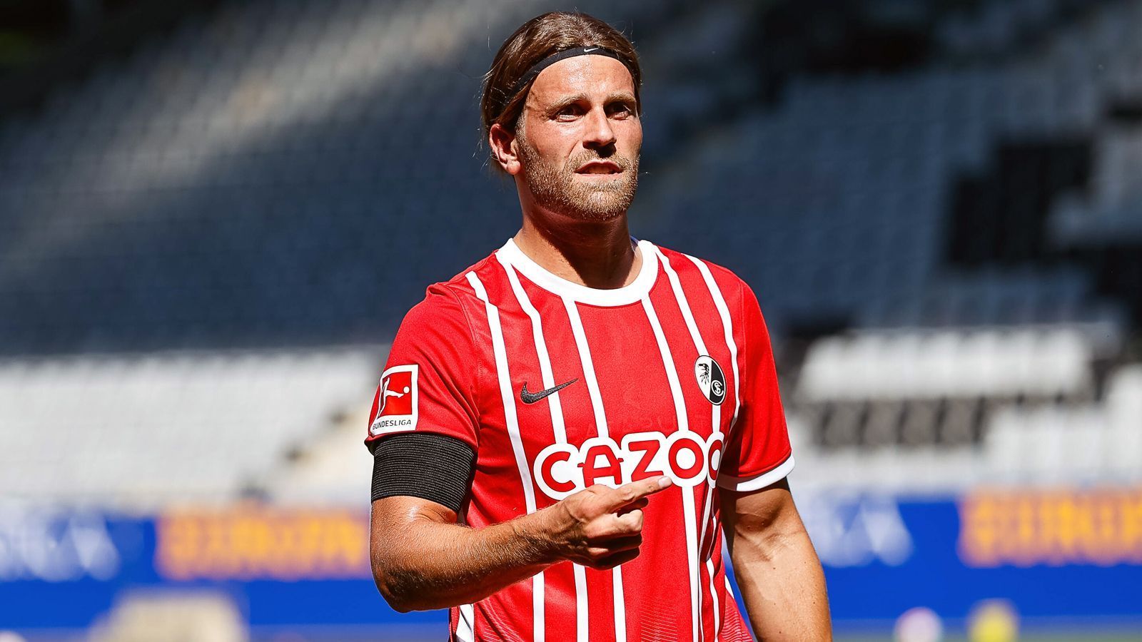 
                <strong>Lucas Höler (SC Freiburg)</strong><br>
                Stürmer Lucas Höler verletzte sich im Trainingslager der Freiburger recht schwer. Der 28-Jährige zog sich einen Mittelfußbruch zu und fehlte damit schon zuletzt im DFB-Pokal. Die Schwere der Verletzung bedeutet zudem, dass Höler auch bei Freiburgs Bundesliga-Auftakt in Augsburg zum Zuschauen verdammt ist - ein sportlich schwerer Verlust für die Breisgauer. Schließlich war Höler mit sieben Toren und vier Vorlagen in der Vorsaison in der Bundesliga einer der Schlüsselspieler für den Sport-Club.
              