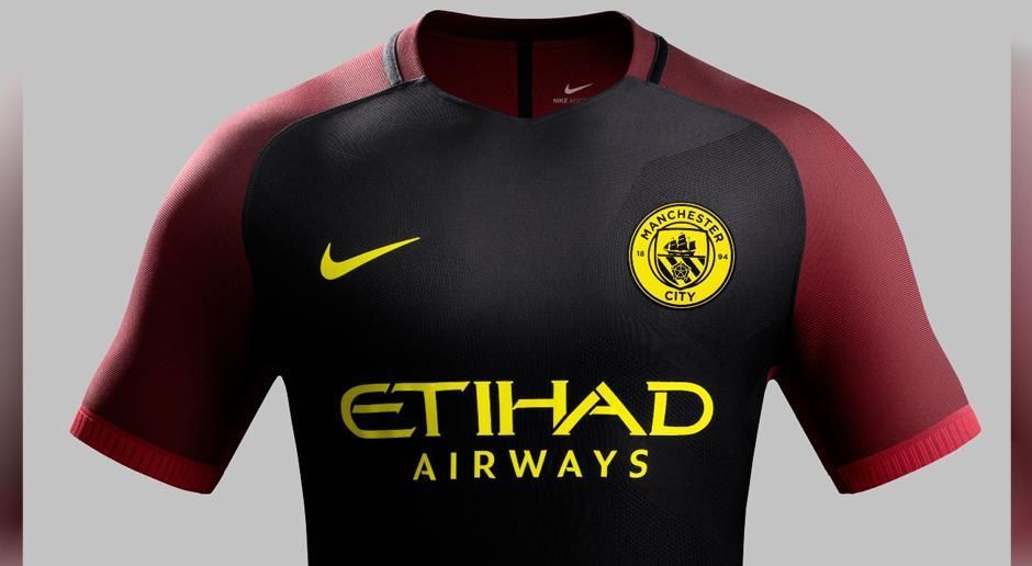 
                <strong>Manchester City Auswärtstrikot</strong><br>
                Manchester City glänzt kommende Saison auswärts in schwarz-bordeauxrot-gelb. Das neue Jersey ist damit sehr dunkel gehalten, nur Logo und Co. stechen in gelb hervor. Den Look komplettieren die schwarze Hose und gelbe Stutzen.
              