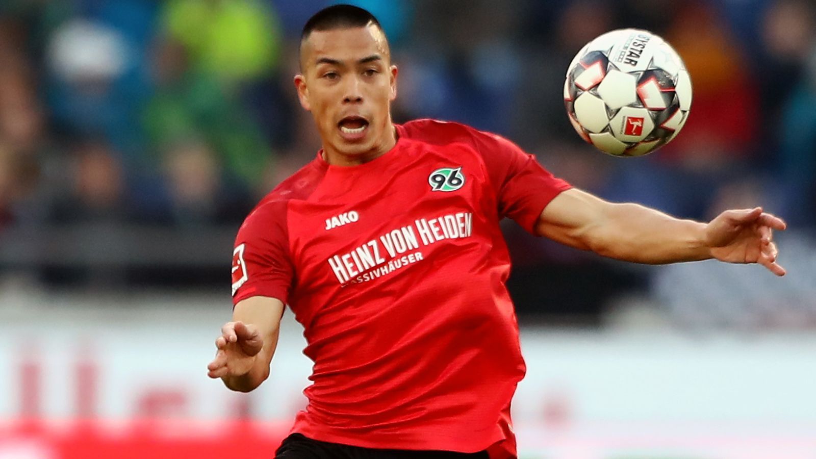 
                <strong>Bobby Wood</strong><br>
                Der als offensiver Hoffnungsträger verpflichtete Bobby Wood konnte mit nur drei Toren bei 20 Einsätzen die Erwartungen in Hannover bei Weitem nicht erfüllen. Deshalb ist es nur zu logisch, dass der Absteiger auf die vereinbarte Kaufoption verzichtet und den US-Amerikaner zu seinem Stammklub Hamburger SV zurückschickt. Nachdem die Hanseaten den direkten Wiederaufstieg verpassten, treffen sich Hannover und der HSV nächste Saison in der 2. Bundesliga wieder - dann mit Wood im Trikot des früheren Bundesliga-Dinos?
              