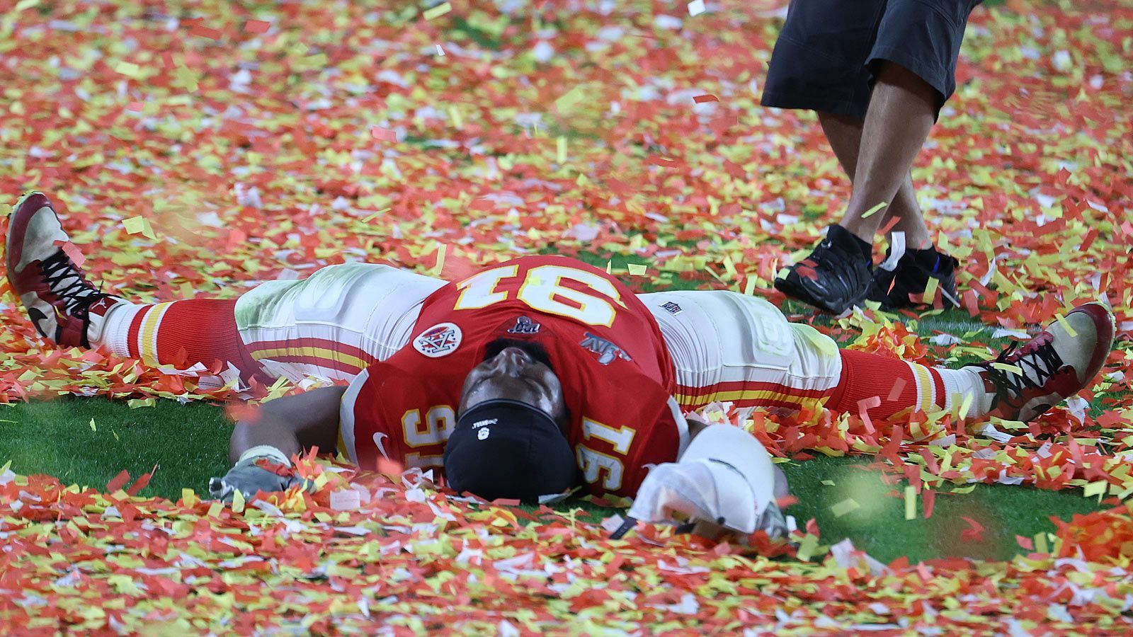 
                <strong>Super-Bowl-Sieger: So feiern die Kansas City Chiefs!</strong><br>
                Derrick Nnadi macht einen Engel im Konfetti.
              