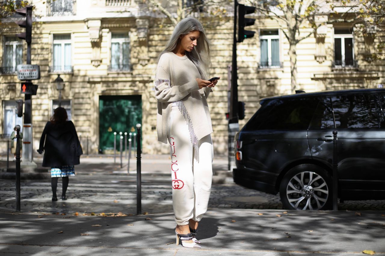 Auch Luxus-Marken wie Gucci oder Chanel haben ihre eigenen Jogginghose auf den Markt gebracht.
