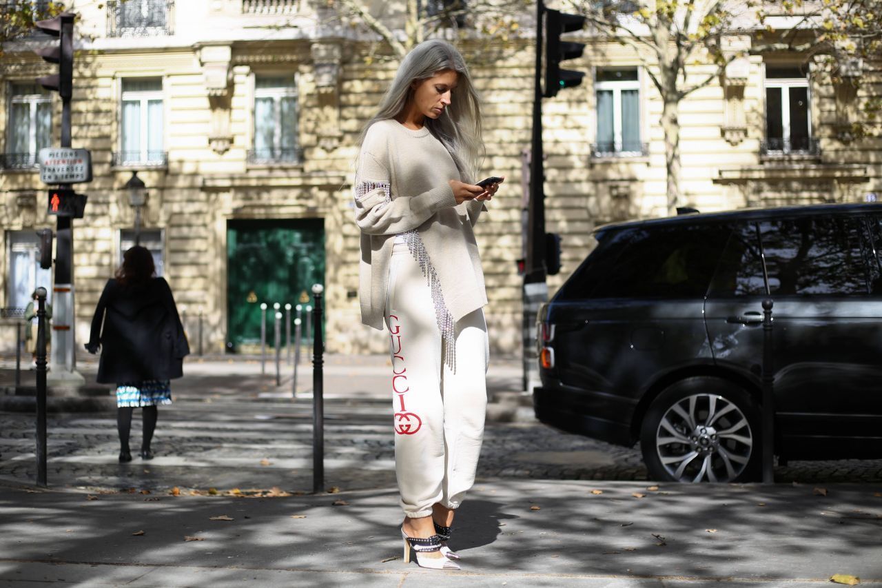 Auch Luxus-Marken wie Gucci oder Chanel haben ihre eigenen Jogginghose auf den Markt gebracht.