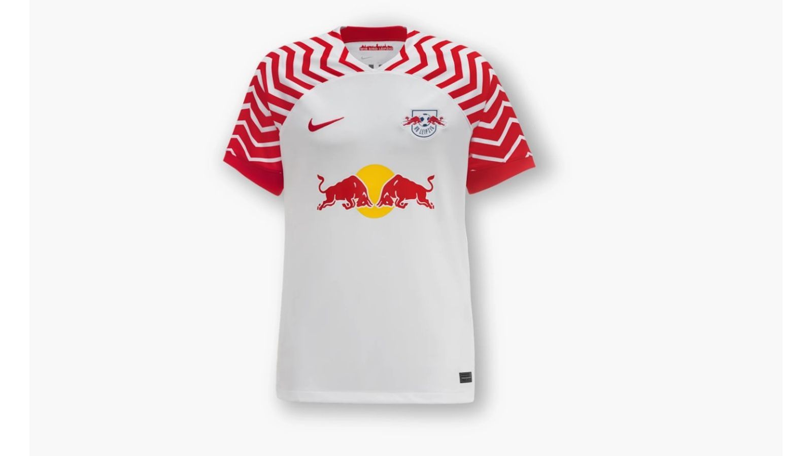 <strong>Platz 15: RB Leipzig</strong><br>Auch bei den Leipzigern dominiert eine große einfarbige Fläche. Das Weiß wird von einem großen Sponsorenlogo unterbrochen, das auf gar keinen Fall genauso aussieht wie das eigene Vereinswappen, denn der Getränkehersteller Red Bull hat ja eigentlich nichts mit dem Verein Rasenballsport Leipzig zu tun. Die Ärmel ziert ein Muster, das leider nicht an Brausebläschen erinnert. Chance verpasst.