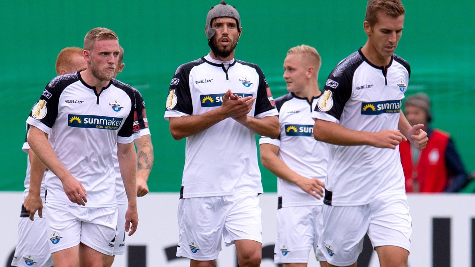 
                <strong>Platz 10: SC Paderborn</strong><br>
                Licht und Schatten, wobei das Licht überwog: Fünf Siege holte der Aufsteiger, dazu gab es zwei Remis und zwei Niederlagen. Schlappen gab es mit einer B-Elf gegen den SV Sandhausen und gegen Lazio Rom. Im Pokal schrammten die Westfalen an einer Blamage vorbei. ran-Formbarometer: 63 Prozent.
              