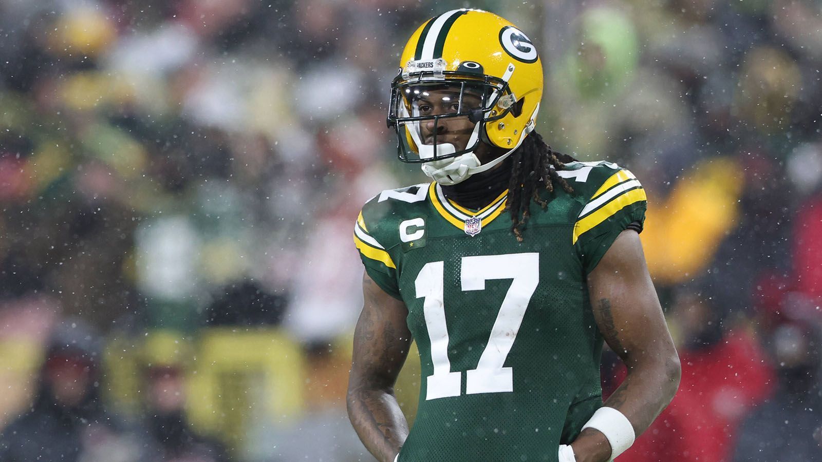 
                <strong>Davante Adams (Las Vegas Raiders)</strong><br>
                Ähnlich wie Tyreek Hill, hat auch Davante Adams in seiner Karriere bisher nur mit einem Quarterback zusammengespielt. Die "Connection" zwischen ihm und dem amtierenden MVP Aaron Rodgers war eine der besten der Liga. Nicht umsonst erzielte Adams in acht Jahren in Green Bay sagenhafte 73 Touchdowns. Nun muss er beweisen, dass er auch mit Derek Carr "under Center" große Leistungen bringen kann.
              