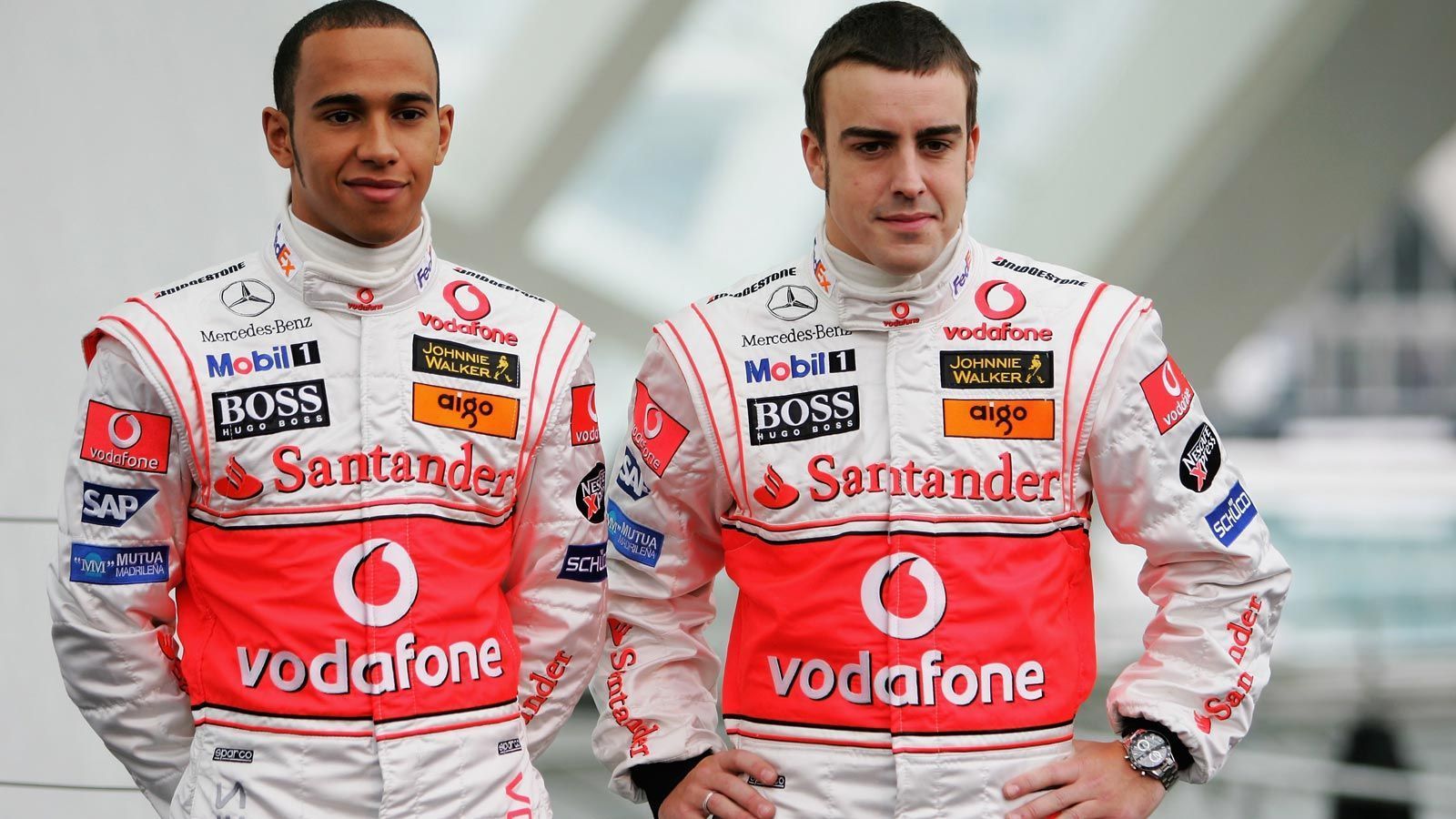 
                <strong>McLaren legt keine Hackordnung fest!</strong><br>
                Dass sich Räikönnen zum Weltmeister krönt, hätte McLaren schon früh in der Saison verhindern können. Allerdings legte man sich zu keinem Zeitpunkt auf einen "Nummer 1"-Fahrer fest. Alonso und Hamilton nahmen sich so über die gesamte Saison gegenseitig wichtige Punkte weg. Das nutzte der Finne letztendlich aus. Zur Erinnerung: Alonso war zweifacher Weltmeister, während Hamilton seine Rookie-Saison absolvierte.
              