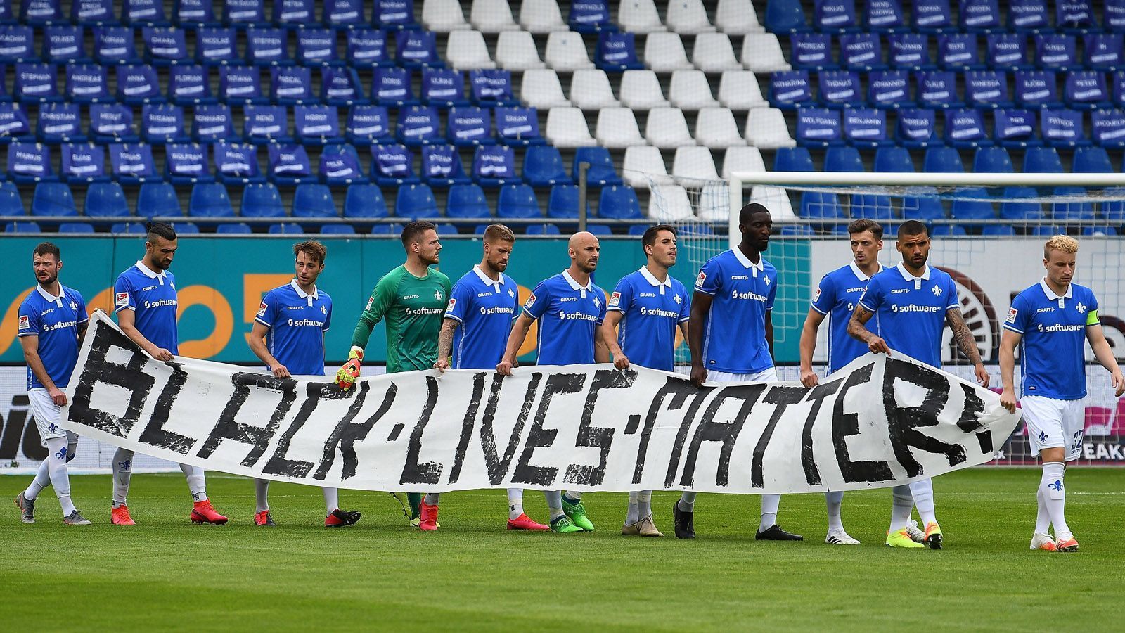 
                <strong>Darmstadt 98 vs. Hannover 96</strong><br>
                Die Spieler von Darmstadt 98 bekundeten ihre Solidarität mit der #blacklivesmatter-Bewegung mit einem entsprechenden Banner, das sie vor dem Anpfiff aufs Feld trugen. 
              