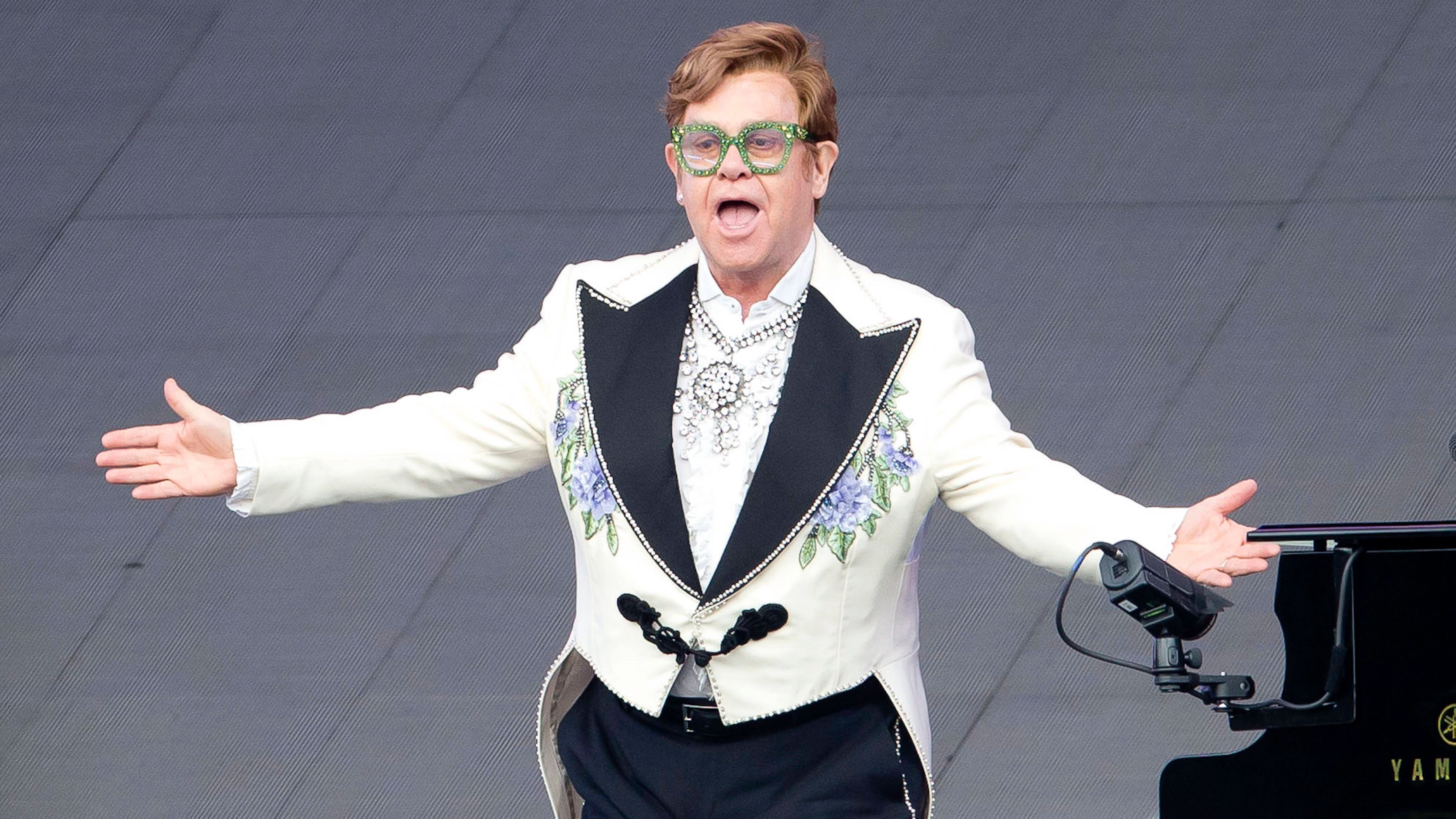 Für Sir Elton John ging's schon immer aufwärts - heute drogenfrei, geht es ihm dabei umso besser.