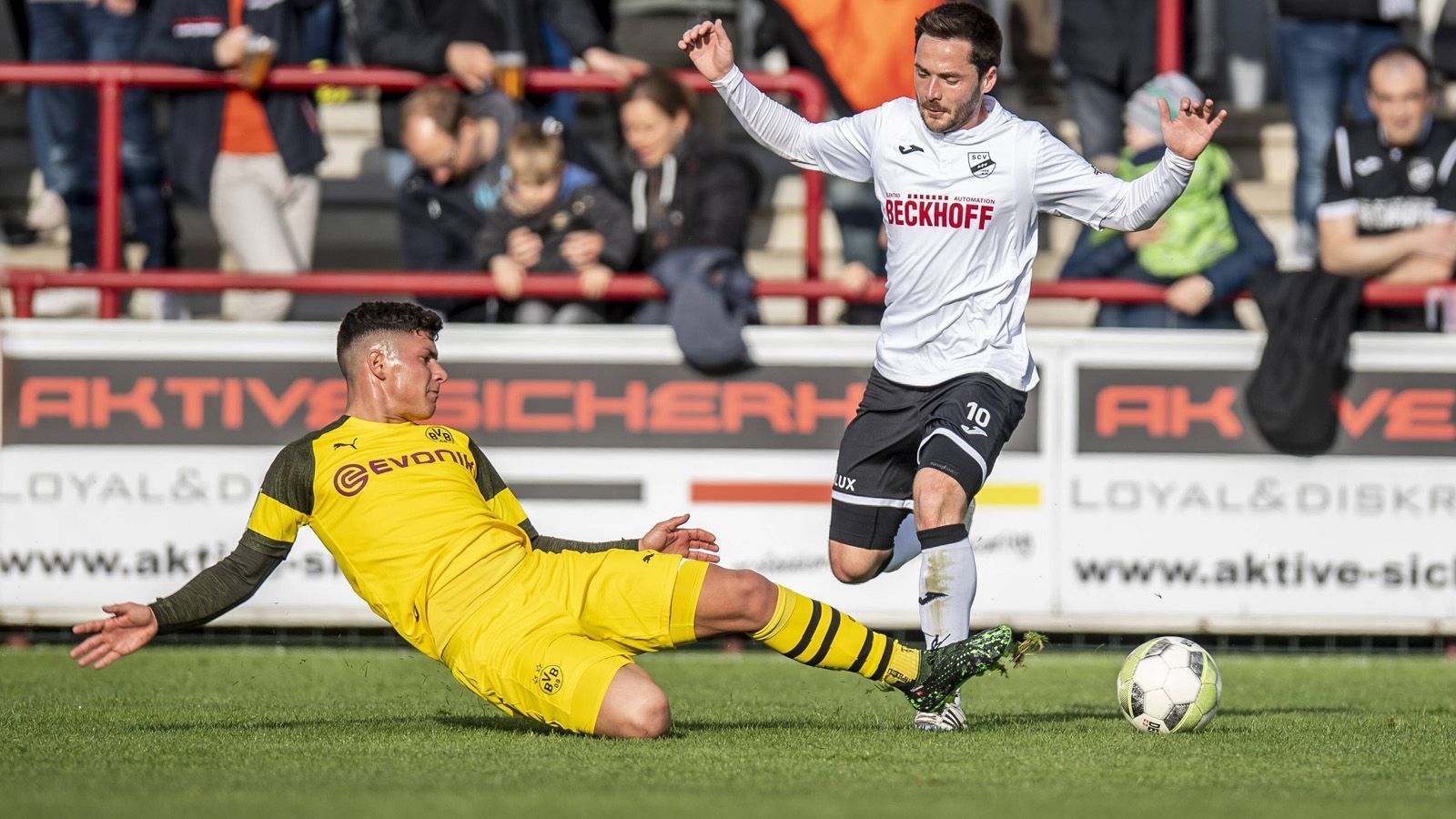 
                <strong>SC Verl (Regionalliga West)</strong><br>
                Die Kleinstadt (25.000 Einwohner) in Ostwestfalen, nahe Gütersloh, spielt in der viertklassigen Regionalliga West und bekommt es dort in der Regel mit dem zweiten Anzug der Bundesliga-Klubs wie Borussia Dortmund zu tun. In der ersten Pokalrunde kommt nun mit dem FC Augsburg ein Erstligist nach Verl. Und das haben die Ostwestfalen einem durchaus kuriosen sowie glücklichen Zustand zu verdanken: Neben dem Landespokalsieger qualifiziert sich auch der Gewinner des Entscheidungsspiels zwischen dem Meister der Oberliga Westfalen und der besten westfälischen Mannschaft aus der Regionalliga West für den DFB-Pokal. Meister Viktoria Köln (Fußballverband Mittelrhein) und Rot-Weiß Oberhausen (Fußballverband Niederrhein) als Vizemeister fielen durch dieses Kriterium weg. Der Drittplatzierte SV Rödinghausen qualifizierte sich als Westfalenpokal-Sieger. Die zweiten Mannschaften von Borussia Mönchengladbach (Vierter) und Borussia Dortmund (Fünfter) sind nicht spielberechtigt, Aachen ist als Sieger des Mittelrheinpokals qualifiziert. Somit ergatterte der SC Verl auf kuriose Art und Weise sein Pokal-Ticket.
              