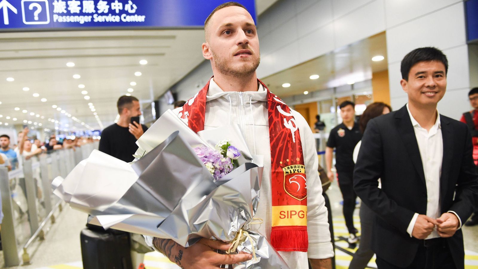 
                <strong>Marko Arnautovic (Shanghai SIPG)</strong><br>
                Mit dem österreichischen Nationalspieler Marko Arnautovic hat sich der amtierenden chinesische Meister Shanghai SIPG einen weiteren Star geangelt. Der 30-Jährige wechselt für kolportierte 25 Millionen Euro Ablöse von Premier-League-Klub West Ham United nach Fernost. Bereits in der Winterpause wollte der frühere Bremer unbedingt einen Wechsel nach China durchziehen, bekam jedoch damals noch keine Freigabe. Laut Medienberichten soll Arnautovic in Shanghai künftig 220.000 Euro verdienen - und zwar jede Woche! Beim derzeitigen Tabellendritten der chinesischen Super League wird Arnautovic künftig unter dem früheren 1860-München-Coach Vitor Pereira arbeiten. Der Portugiese führte den Klub im Vorjahr zum Meistertitel.
              