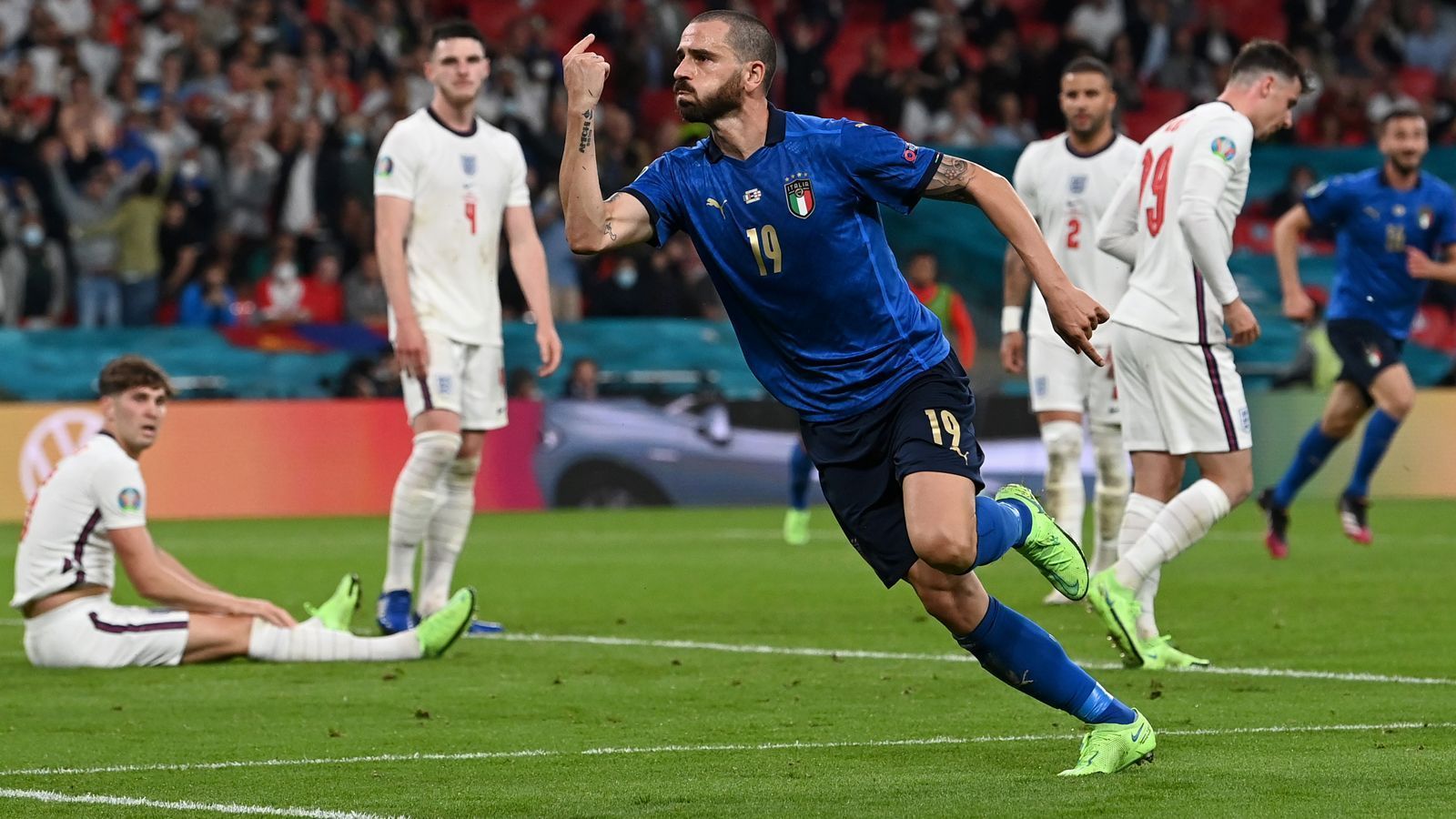 
                <strong>Abwehr: Leonardo Bonucci (Italien)</strong><br>
                Die Italiener überzeugten bei der EM mit ihrer offensiven Herangehensweise, aber natürlich auch durch das für die Nation urtypische Defensivspiel. Die Innenverteidigung um Juve-Routinier Leonardo Bonucci ließ kaum etwas anbrennen und war ein ganz wichtiger Baustein für den Titelgewinn. Besonders Bonucci kam im Endspiel eine entscheidende Rolle zu. Er erzielte nach dem frühen Rückstand den 1:1-Ausgleich und schrieb mit dem Treffer zudem Geschichte. Mit 34 Jahren und 71 Tagen ist Bonucci der älteste Finaltorschütze bei einer EM-Endrunde. Auch seinen Elfmeter zum zwischenzeitlichen 3:3 versenkte Bonucci souverän. 
              