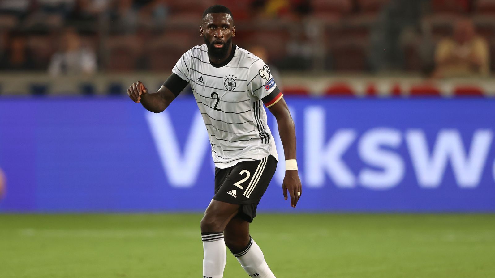 
                <strong>Antonio Rüdiger</strong><br>
                Rüdiger profitiert von seinem starken Kopfballspiel. Nachdem er in der 15. Minute den ersten Angriff der Isländer per Kopf vereitelt, trifft er in der 24. Minute ebenfalls per Kopfball gezielt in das lange Eck zum 2:0. ran-Note: 2
              