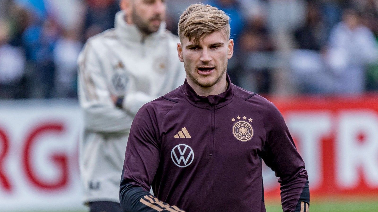 
                <strong>Timo Werner (RB Leipzig)</strong><br>
                Timo Werners Leistungen sind so schwankend wie bei kaum einem anderen Nationalspieler. Beispiel gefällig? In der Bundesliga gelang ihm gegen Borussia Mönchengladbach ein Tor und eine Vorlage, gegen Eintracht Frankfurt ein Tor. Beim 0:7 gegen Manchester City hing er völlig in der Luft, auch beim 0:1 gegen den VfL Bochum trug er nichts zum Spiel bei. Formbarometer: Könnte besser sein
              