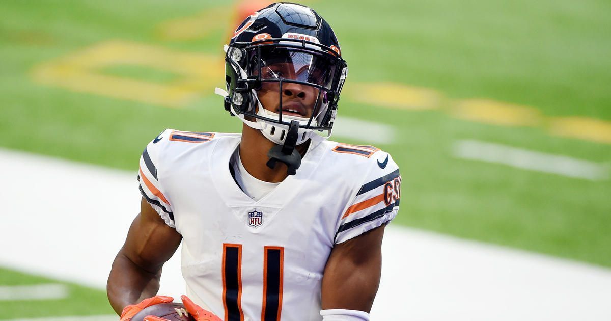 
                <strong>Darnell Mooney (Chicago Bears)</strong><br>
                Lange flog der Wide Receiver unter dem Radar. Auch im Draft 2020 fiel Darnell Mooney bis in die 5. Runde, ehe die Chicago Bears den Youngster verpflichteten. Bei den Bears sicherte sich Mooney allerdings schnell einen Starter-Job und kam letztlich auf 631 Receiving-Yards und vier Touchdowns. Doch der 23-Jährige hätte mit einem stärkeren Quarterback noch besser aussehen können, Mitch Trubisky und Nick Foles übersahen oder überwarfen ihre Receiver regelmäßig. Spätestens wenn Justin Fields in Chicago übernimmt, dürfen sich Bears-Fans auf spektakuläre Spielzeuge freuen. Mit seinem starken Arm sollte Fields ein perfektes Match für den flinken Mooney sein.
              