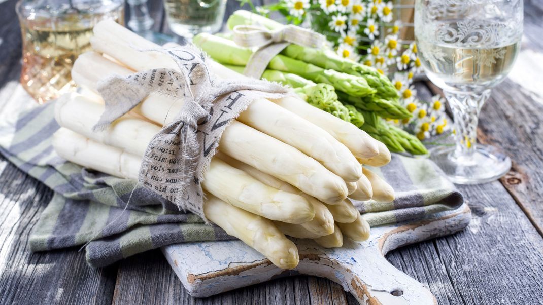 Spargel sollte frisch auf den Tisch kommen, doch manchmal erwischt man welchen mit trockenen Enden. Die besten Tipps zum Spargelkauf.