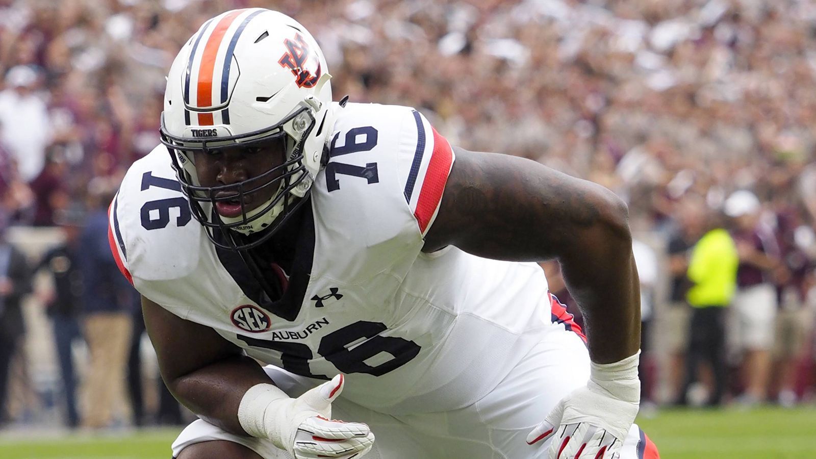 
                <strong>Prince Tega Wanogho (Offensive Tackle, Auburn) </strong><br>
                Prince Tega Wanogho stammt aus Nigeria und ging in die USA, weil er Basketballspieler werden wollte. Stattdessen landete der heute 2,01 Meter große und 138 Kilogramm schwere Athlet beim American Football. Er nahm damals im Schnellverfahren etwa 25 Kilogramm zu und lernte die Football-Technik, um in seinem letzten High-School-Jahr durchzustarten. Dies gelang ihm so gut, dass die Auburn University ihm ein Stipendium anbot. Wanogho verfügt über einen guten Spielinstinkt und schnelle Hände. Seine Stärken liegen im Pass-Blocking. Ab der späten 2. Runde könnte er für einige NFL-Teams interessant werden.  
              