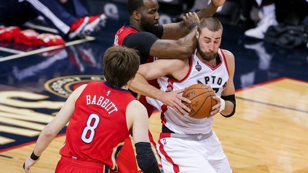 
                <strong>Litauen: Jonas Valanciunas (Center, Toronto Raptors)</strong><br>
                Der litauische Center tritt in große Fußstapfen. Sein Vorgänger ist kein Geringerer als der europäische Center-Pionier Arvydas Sabonis, der sich in der NBA bei den Portland Trail Blazers einen Namen gemacht hat. Und Valanciunas' scheint der Vergleich nicht zu hemmen. Von Jahr zu Jahr steigert er seine Werte, kam in der vergangenen auf persönliche Bestmarken von 12,8 Punkten und 9,1 Rebounds.
              