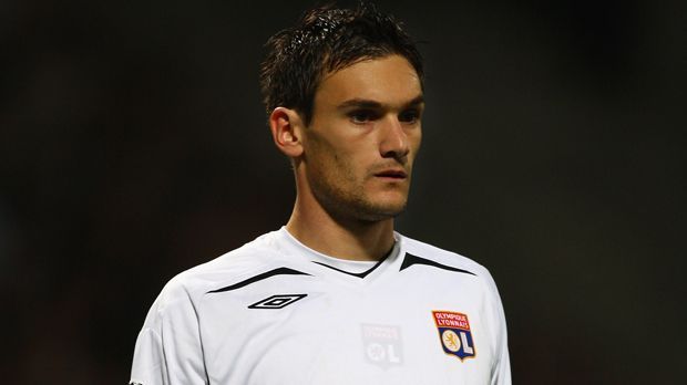 
                <strong>Hugo Lloris - 19 Jahre.</strong><br>
                Hugo Lloris - 19 Jahre. Sein Debüt in der ersten Mannschaft des OGC Nizza absolviert Lloris am 18.03.2006 im Alter von 19 Jahren. Der Franzose hält im Spiel gegen AS Nancy-Lorraine den Kasten sauber und gewinnt mit Nizza 1:0.
              