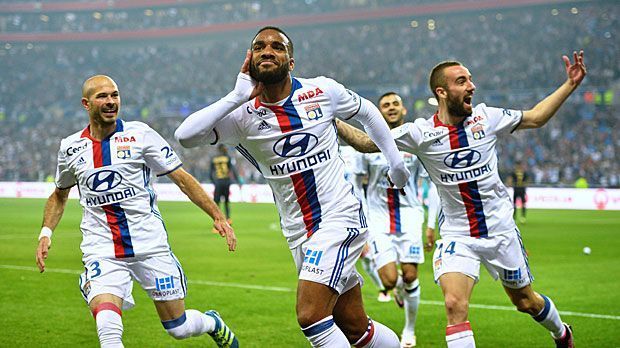 
                <strong>Olympique Lyon</strong><br>
                Olympique Lyon (Frankreich): Alexandre Lacazette darf in der kommenden Saison wieder der Champions-League-Hymne lauschen. Letztlich sichert das bessere Torverhältnis Rang zwei in der Ligue 1 vor dem punktgleichen AS Monaco. Damit können die Lyonnais die Scharte dieser Saison auswetzen, als die Europacup-Saison nach Platz vier in der Königsklassen-Gruppe schon früh beendet war.
              