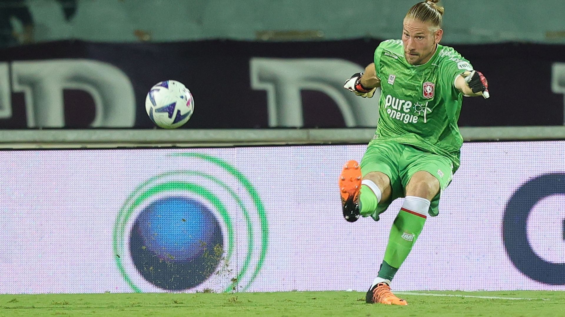 
                <strong>Lars Unnerstall (FC Twente Enschede)</strong><br>
                Der Torwart von Twente Enschede gilt mittlerweile als bester Keeper der niederländischen Eredivisie. Wäre wohl Nationaltorhüter, wenn er Niederländer wäre. Hielt in der abgelaufenen Liga-Saison 16 Mal seinen Kasten sauber, kassierte nur 27 Gegentore – im Schnitt nicht einmal eins pro Spiel. Auch dank seiner starken Leistungen spielt Twente in der nächsten Saison in der Europa Conference League.  
              