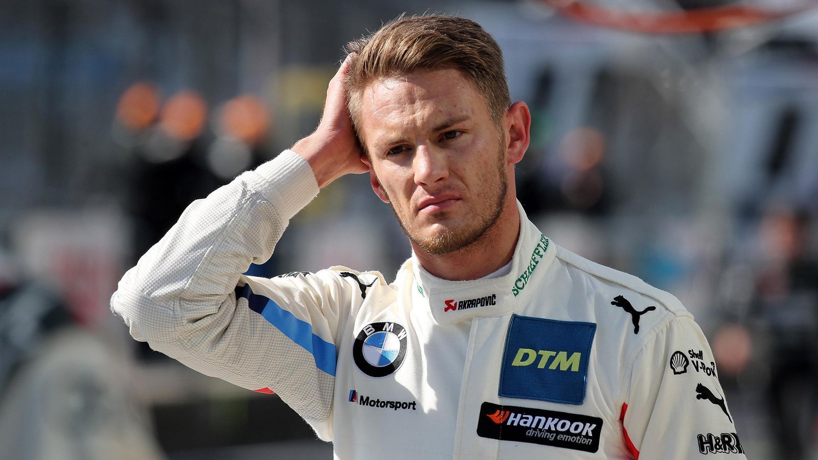 
                <strong>Marco Wittmann (BMW)</strong><br>
                2014 uns 2016 holte er den Titel, er wäre mal wieder an der Reihe, ist Favorit Nummer eins bei BMW, erprobt im Titelkampf und dazu unfassbar konstant. "Das ultimative Ziel ist auf jeden Fall der Titel. Wenn du wie ich schon zwei Titel in der Tasche hast, dann gibst du dich nicht mit Platz zwei oder drei zufrieden", sagt er. "Grundvoraussetzung dafür, am Ende des Jahres um den Titel kämpfen zu können, ist aber natürlich erst einmal, Siege und Podiumserfolge einzufahren." Und dafür ist ein BMW die Voraussetzung, der endlich wieder auf Augenhöhe mit dem Audi agieren kann. Hat er den, wird er wieder ganz vorne zu finden sein.
              