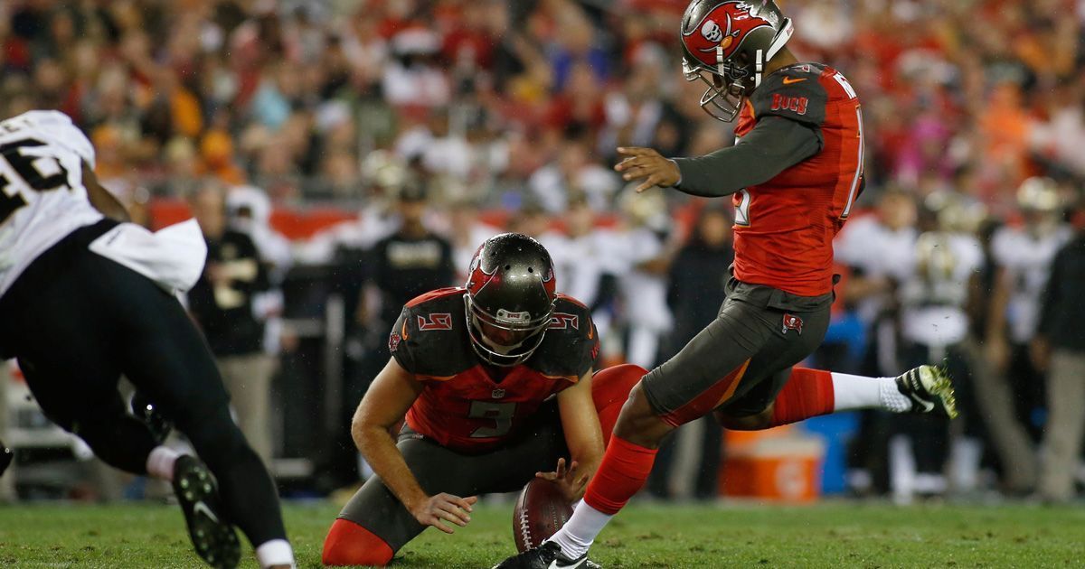 
                <strong>Tampa Bay Buccaneers: Roberto Aguayo (Kicker, 59. Pick 2016)</strong><br>
                Es war der Schocker des 2016er Drafts! Die Tampa Bay Buccaneers drafteten einen Kicker! Die Tatsache alleine ist keine Überraschung, der Zeitpunkt des Picks war die eigentliche Sensation. Denn Aguayos Name wurde bereits in der zweiten Runde verkündet. Mit dem massiven Druck seiner frühen Auswahl kam Aguayo nie zurecht, so war seine NFL-Karriere als Starter nach nur einem Jahr beendet. Aguayo konnte nur 71 Prozent seiner Field-Goal-Versuche verwandeln. Ende 2020 kam er nach zwei Jahren als Free Agent immerhin im Practice Squad der New England Patriots unter.
              