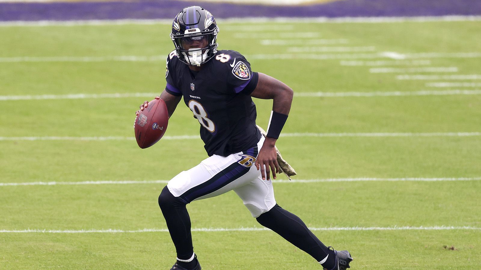 
                <strong>Week 13: Lamar Jackson mit Pass-Lauf-Yard-Rekord</strong><br>
                Beim 34:17-Sieg der Baltimore Ravens über die Dallas Cowboys gelang Ravens-Quarterback Lamar Jackson einen neuen NFL-Rekord. Dank seiner 107 Pass-Yards sowie 94 Lauf-Yards ist der 23-Jährige nun der erste Quarterback in der NFL-Geschichte, der in seinen ersten drei Spielzeiten mindestens 5000 Passing Yards und 2500 Rushing Yards erreicht hat. Zudem hat Jackson in seiner Karriere nun vier Lauf-Touchdowns über 30 Yards und damit genau so viele, wie alle anderen Quarterbacks seit 2017 zusammen.
              