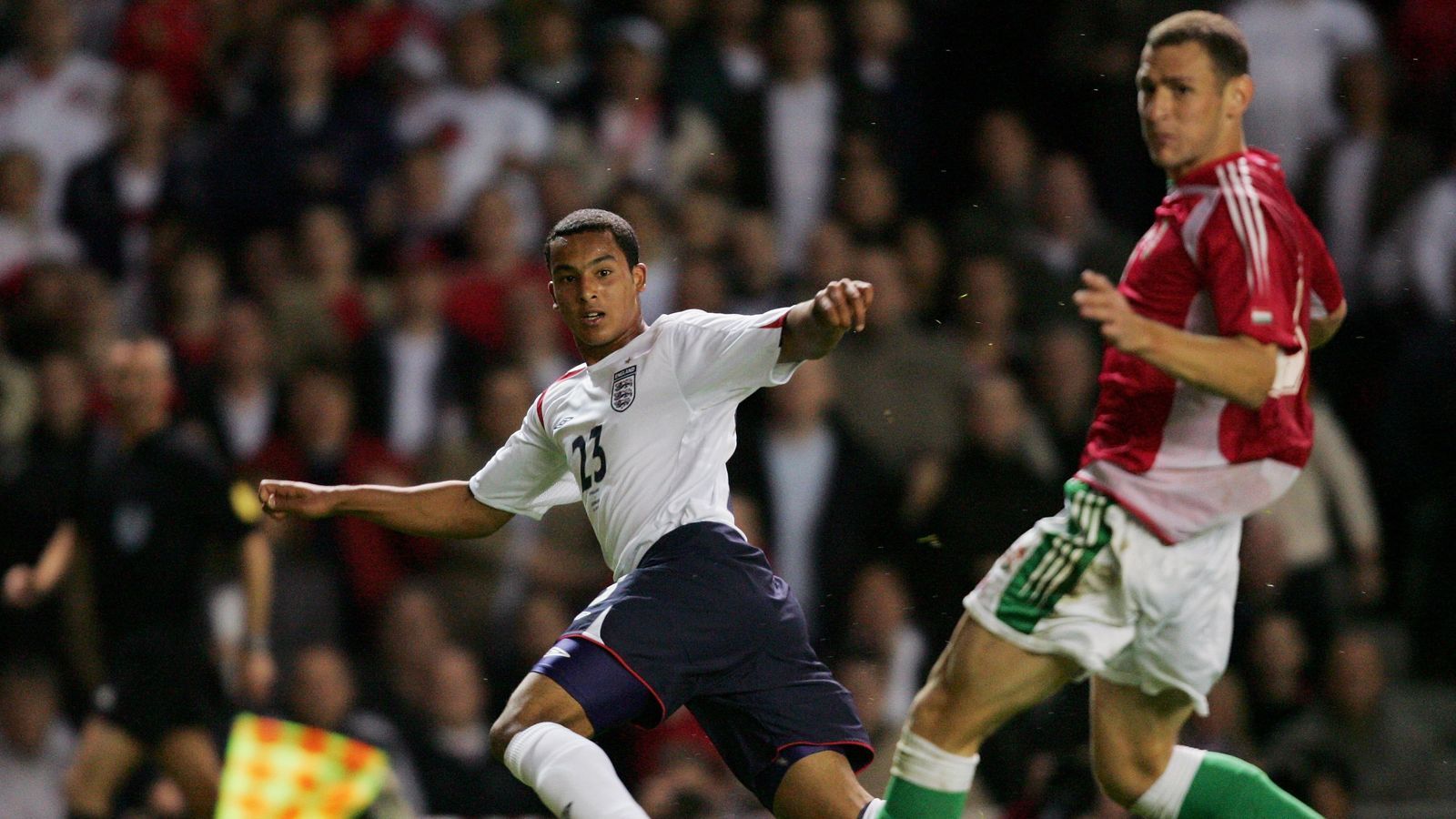 
                <strong>England - Theo Walcott (17 Jahre, zwei Monate und 14 Tage)</strong><br>
                Bei den Engländern liegt das erste Spiel des jüngsten Debütants nicht so weit zurück. Theo Walcott (links) bestritt 2006 gegen Ungarn mit 17 Jahren, zwei Monaten und 14 Tagen sein erstes Nationalmannschaftsspiel. Walcott wurde beim englischen 3:1-Sieg in der 65. Minute eingewechselt.
              