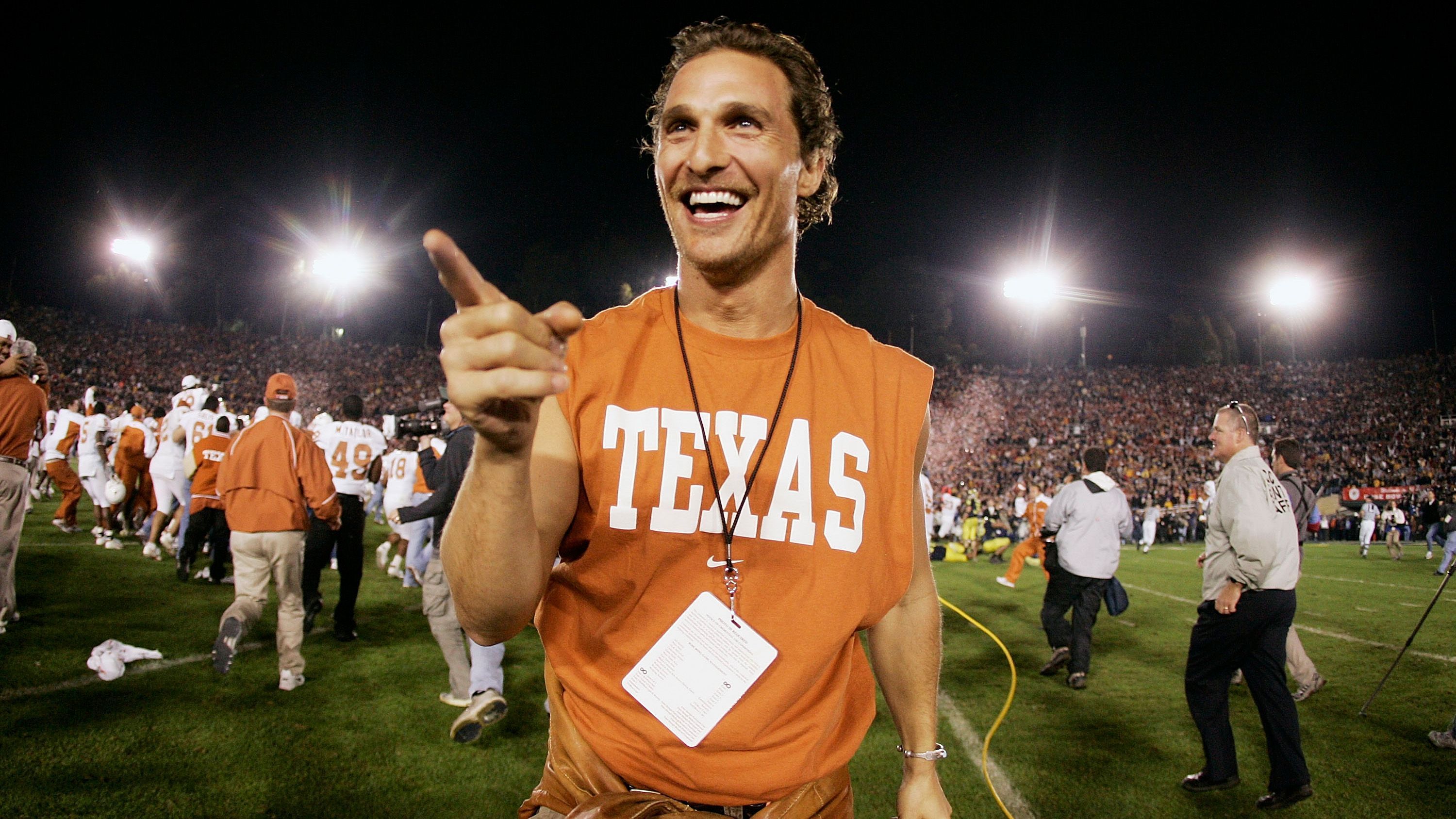 
                <strong>Matthew McConaughey (Texas Longhorns)</strong><br>
                Wer an die Texas Longhorns denkt, denkt auch an Matthew McConaughey. Der Schauspieler wurde in Texas geboren, war an der University of Texas und lebt auch heute noch in dem Bundesstaat. An der Uni hält er mittlerweile als Gastdozent Vorlesungen, sowohl beim Basketball als auch beim Football ist der 47-Jährige Dauergast und übernimmt dabei stets die Rolle als Motivator. 
              