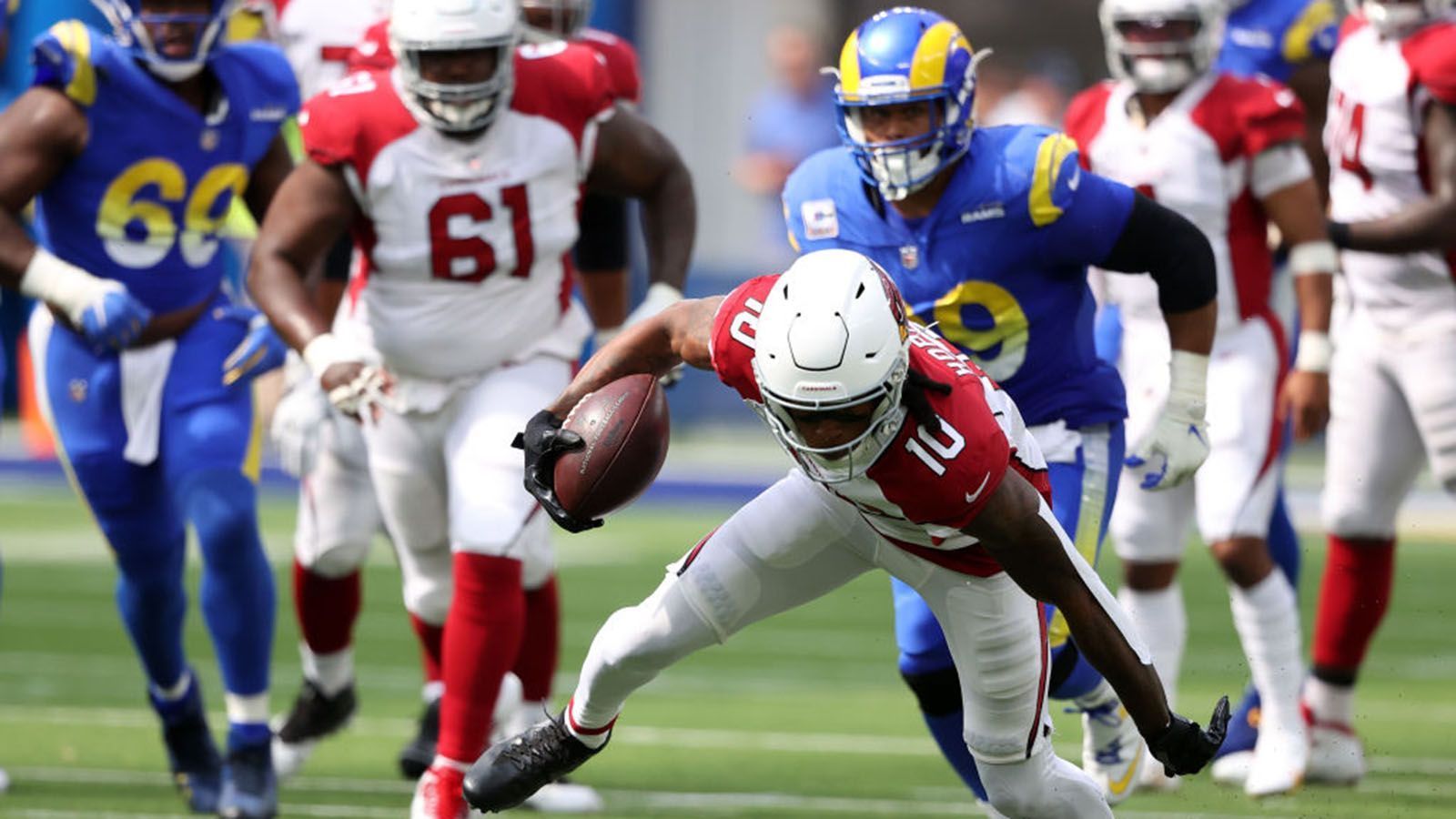 
                <strong>Punktemaschine Arizona Cardinals</strong><br>
                Die Arizona Cardinals sind das einzig noch ungeschlagene Team der NFL und könnten gegen die San Franciso 49ers (So., ab 22:25 Uhr live auf ProSieben MAXX und ran.de) erneut 30 Punkte aufs Scoreboard bringen. Gelänge dies, wären die Cardinals das sechste Team der NFL-Historie, das in den ersten fünf Partien jeweils mindestens 30 Zähler erziele Die Bestmarke halten die Denver Broncos (2013), New England Patriots (2007) und die St Louis Rams (2000) mit jeweils acht 30+ Spielen in Folge zum Saisonstart.
              