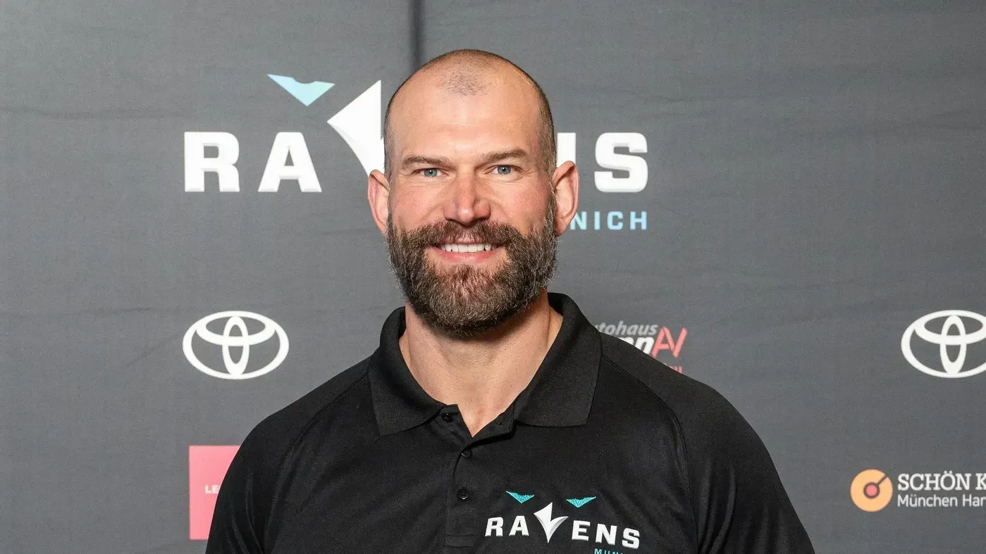 <strong>Joe Thomas (O-Line Coach, Munich Ravens)</strong><br>Joe Thomas ist Hall of Famer, sechsmaliger First Team All-Pro und zehnmaliger Pro Bowler.&nbsp;Er ist bislang der einzige Spieler in der NFL-Geschichte, der bei über 10.000 Spielzügen in Folge auf dem Feld war. Mit seiner Familie ist er von Wisconsin nach München gezogen, um diese Saison die Offensive Line der Munich Ravens zu coachen ...