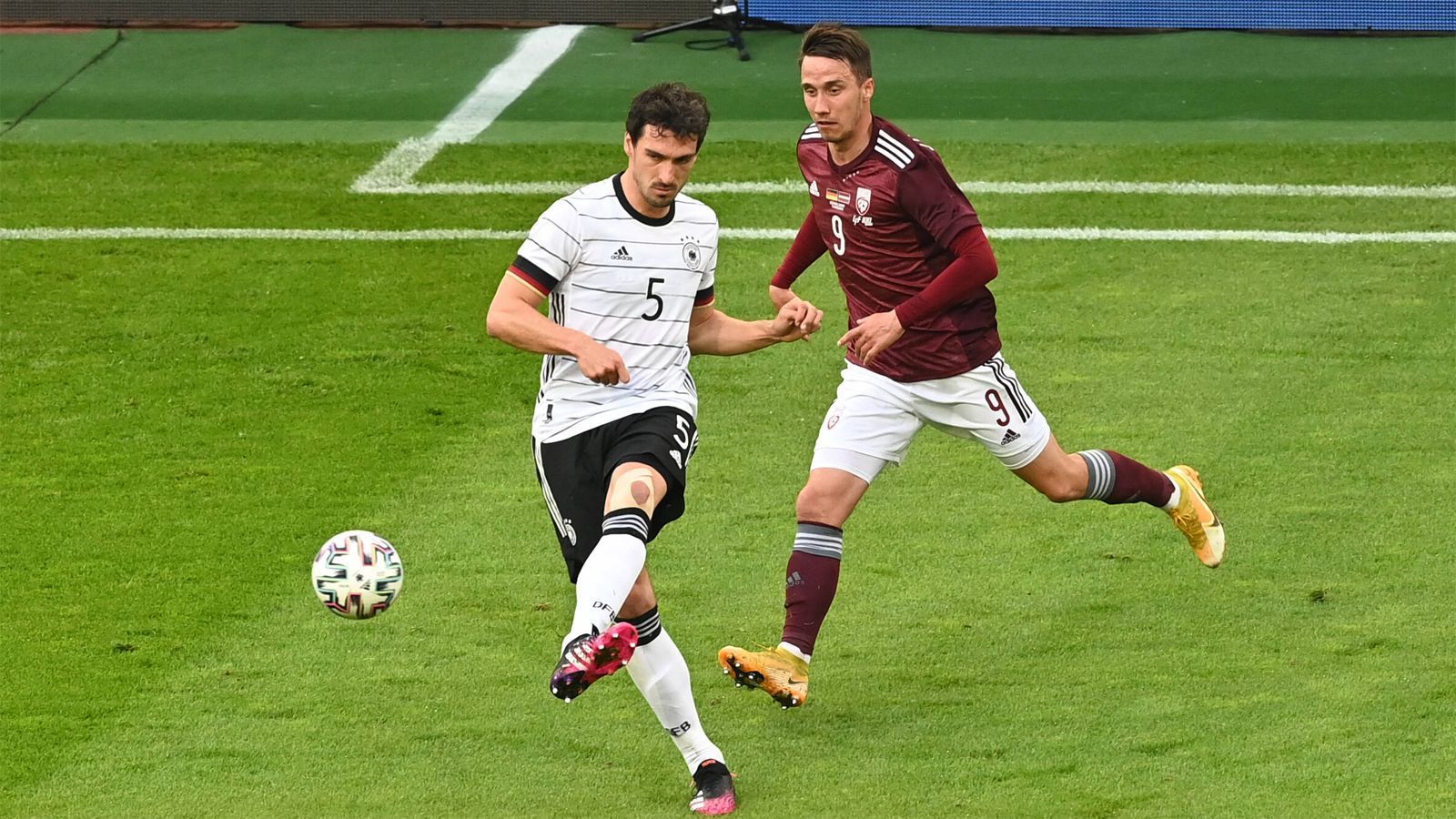 
                <strong>Mats Hummels</strong><br>
                Wirkte sicherer als beim Remis gegen Dänemark, als er links in der Dreierkette aufgeboten wurde. Leitete das 1:0 ein. Legte das 5:0 mit einem seiner überragenden Außenristpässe auf. Dirigierte seine Nebenmänner und leistete sich keine Fehler. ran-Note: 2
              