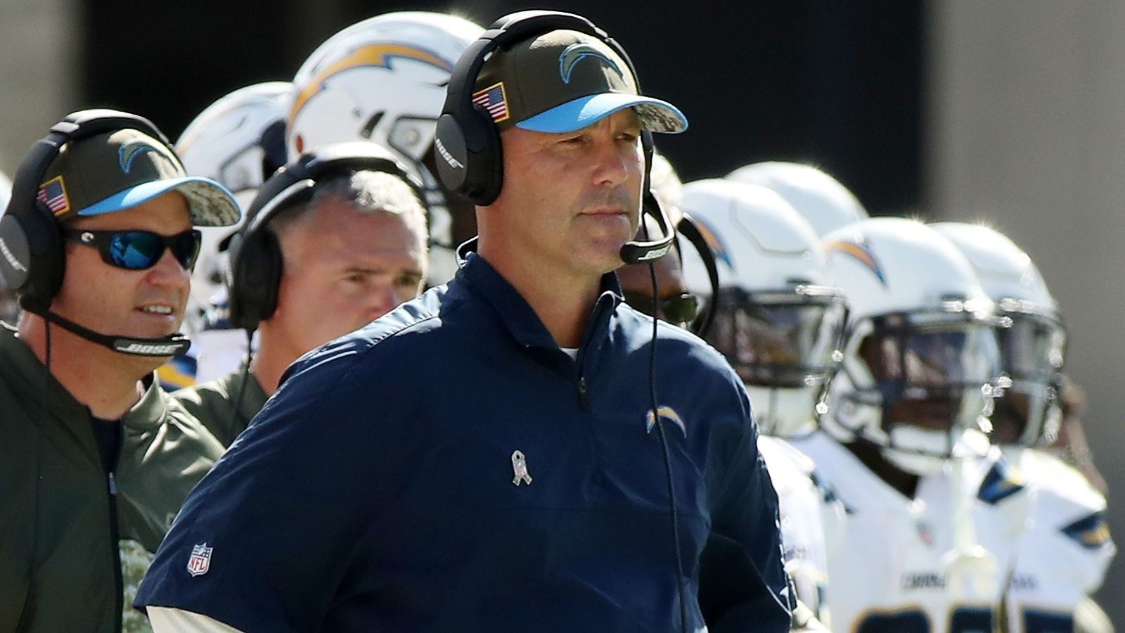 
                <strong>Verlierer: Gus Bradley</strong><br>
                Wenn ein Spielzug funktioniert, mach ihn erneut. So wie die Patriots gegen die Chargers. Immer wieder brechen die Running Backs in der Mitte durch, immer wieder steht am Ende des Plays ein satter Raumgewinn, ein neuer erster Versuch oder ein Touchdown. Gerade vor der Pause findet der Defensive Coordinator der Chargers, Gus Bradley, keine Lösung, um das Laufspiel der Patriots zu stoppen. Sicher hilft es den Chargers nicht, dass sich neben Sony Michel auch Tom Brady und Julian Edelman in Playoff-Form präsentieren. Und auch die Verletzungssorgen in der Defense tragen zu der deutlichen Niederlage in New England bei. Doch fünf Touchdowns in der ersten Halbzeit sind einfach zu viel.
              