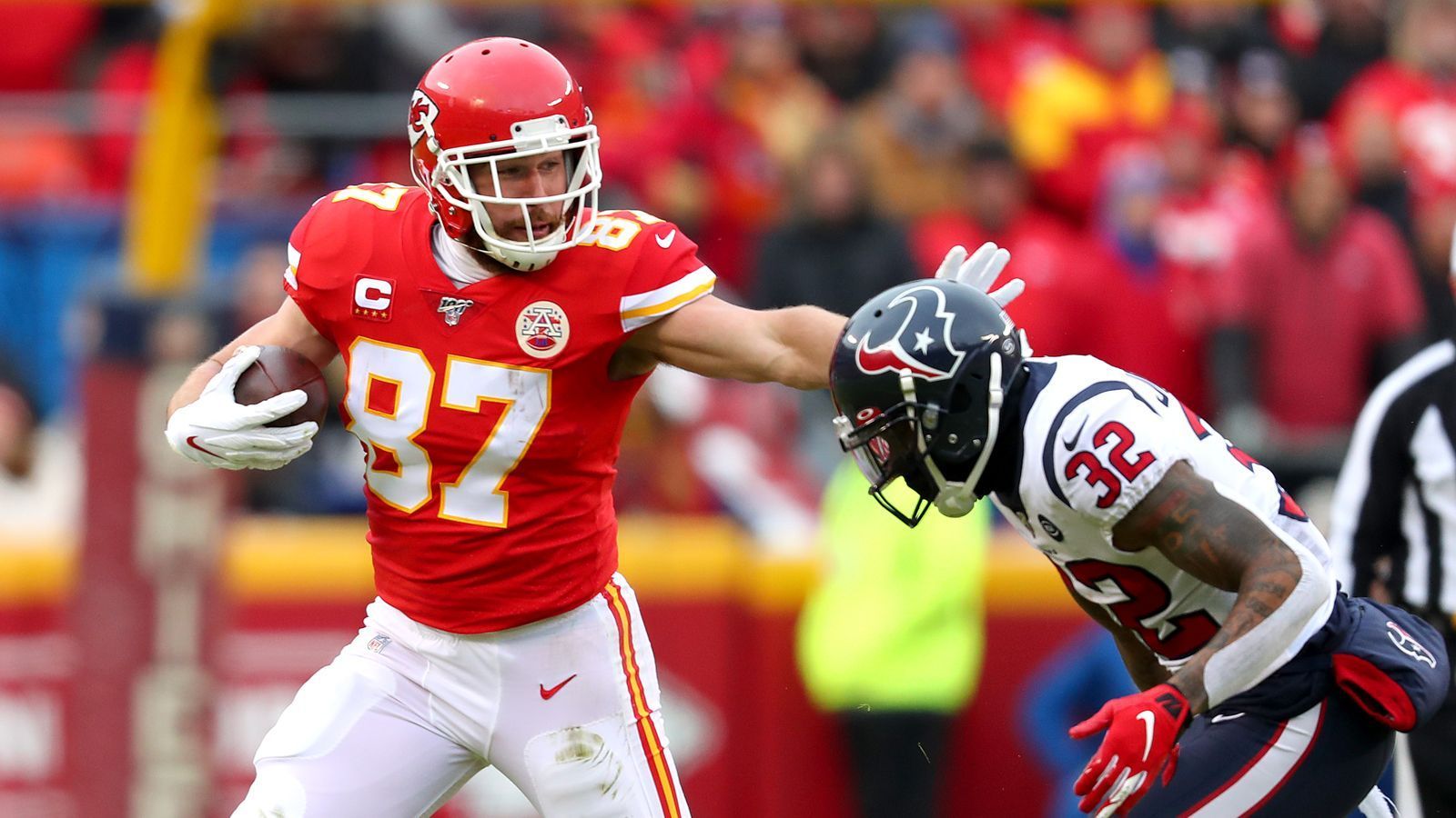 
                <strong>Travis Kelce: Die Playoff-Bilanz</strong><br>
                Bei seinem Postseason-Debüt im Januar 2016 war er mit 108 Receiving Yards noch einer der Garanten für den Sieg gegen die Houston Texans. In der Divisional Round gegen die Patriots konnte er die Niederlage auch nicht abwenden. Im Jahr darauf schieden die Chiefs bereits in der Wild Card Round gegen die Steelers aus. Angeführt von Quarterback Patrick Mahomes gelang den Chiefs im vergangenen Jahr endlich wieder ein Playoff-Sieg. Kelce glänzte in der Divisional Round gegen die Indianapolis Colts. Im AFC Championship Game bei der Niederlage gegen die Patriots enttäuschte er aber: Lediglich drei Bälle und 23 Yards standen am Ende für ihn zu Buche. In diesem Jahr spielt Kelce seine bisher stärkste Postseason: Im Schnitt erzielt er 82 Receiving Yards und hat bereits drei Touchdown-Pässe gefangen - beides Karrierebestwerte. Insgesamt kommt der Chiefs-Star in acht Playoff-Spielen auf 46 Catches, 589 Receiving Yards und fünf Touchdowns.      
              