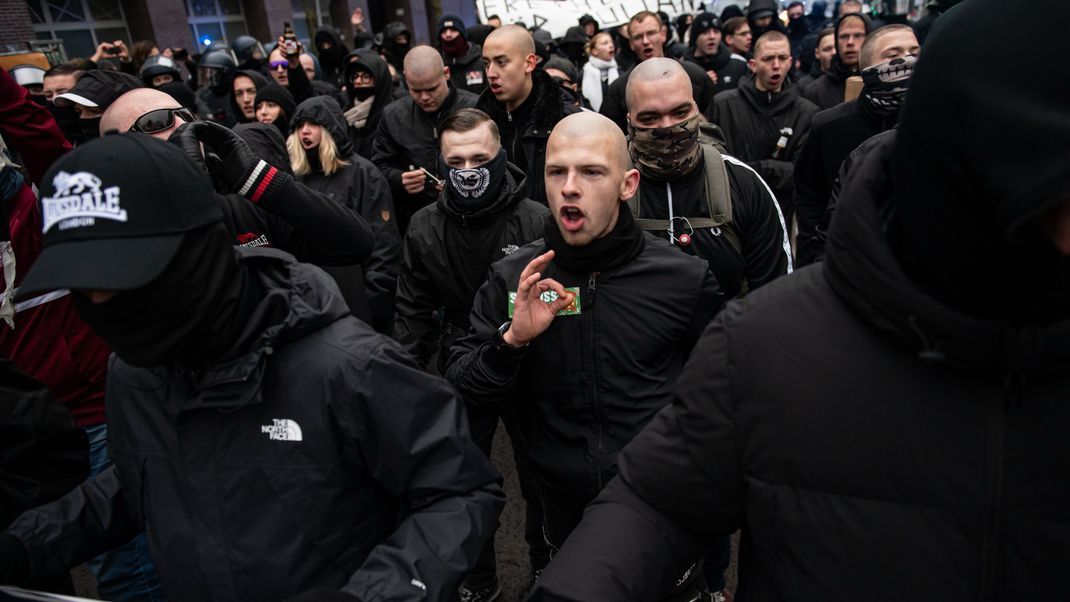 Menschen nehmen an einer rechtsradikalen Demonstration mit dem Motto «Für Recht und Ordnung: gegen Linksextremismus und politisch motivierte Gewalt» in Berlin-Friedrichshain teil. 