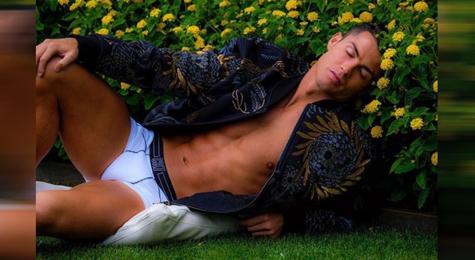 
                <strong>Cristiano Ronaldo</strong><br>
                Dieses Bild von Cristiano Ronaldo verstört auf so vielen Ebenen. Es ist zu kalt, um die Jacke wegzulassen aber zu warm, um sich eine Hose anzuziehen. Zudem sind wir uns nicht sicher, ob der Superstar seine Blumen als Kissen benutzt oder deren Duft eine Art Koma auslösen. 
              